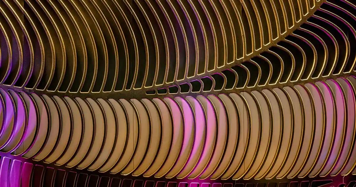 Kanatlı Elbiseler: Hayal Gücünü Yansıtan Moda Trendleri ve Tasarımlar