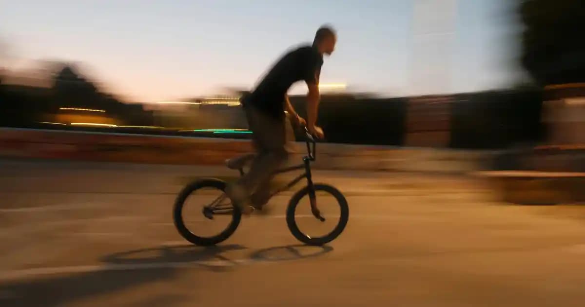 Yeşil Saten Elbise: Zarif ve Şık Görünüm İçin Modern Moda Seçenekleri