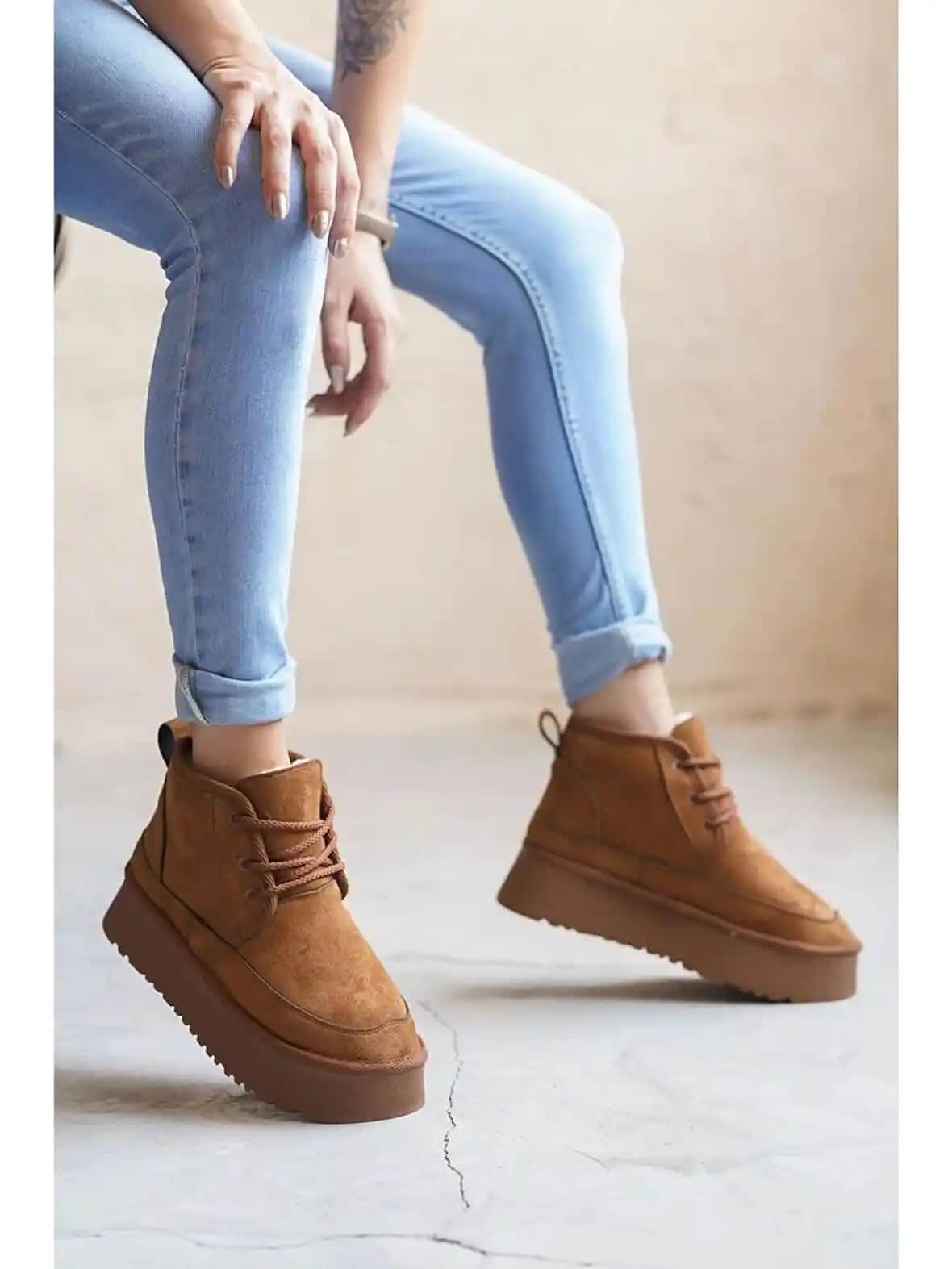 Bağcıklı UGG Botlar: Şıklık ve Konforu Bir Arada Sunan Modern Modanın Favori Seçenekleri