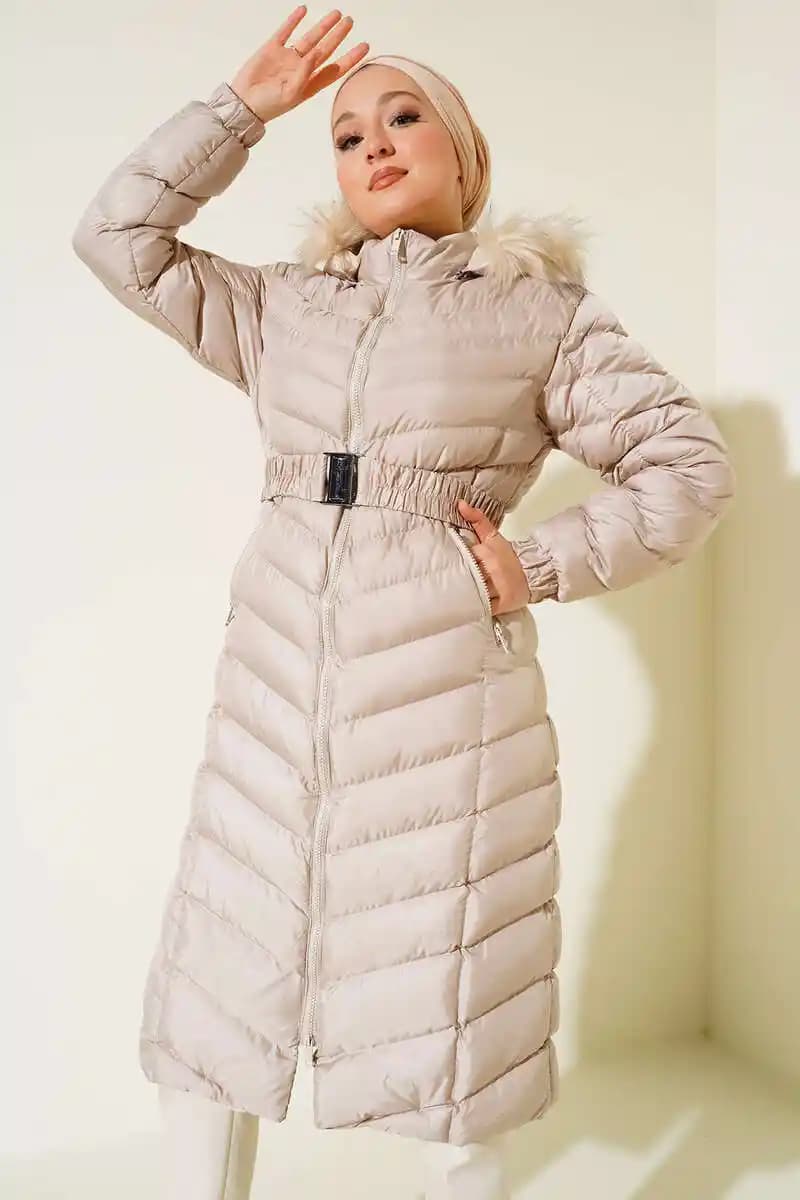 Bej Renkli Şişme Montlar: Kış Modasında Şıklık ve Konforun Buluşması