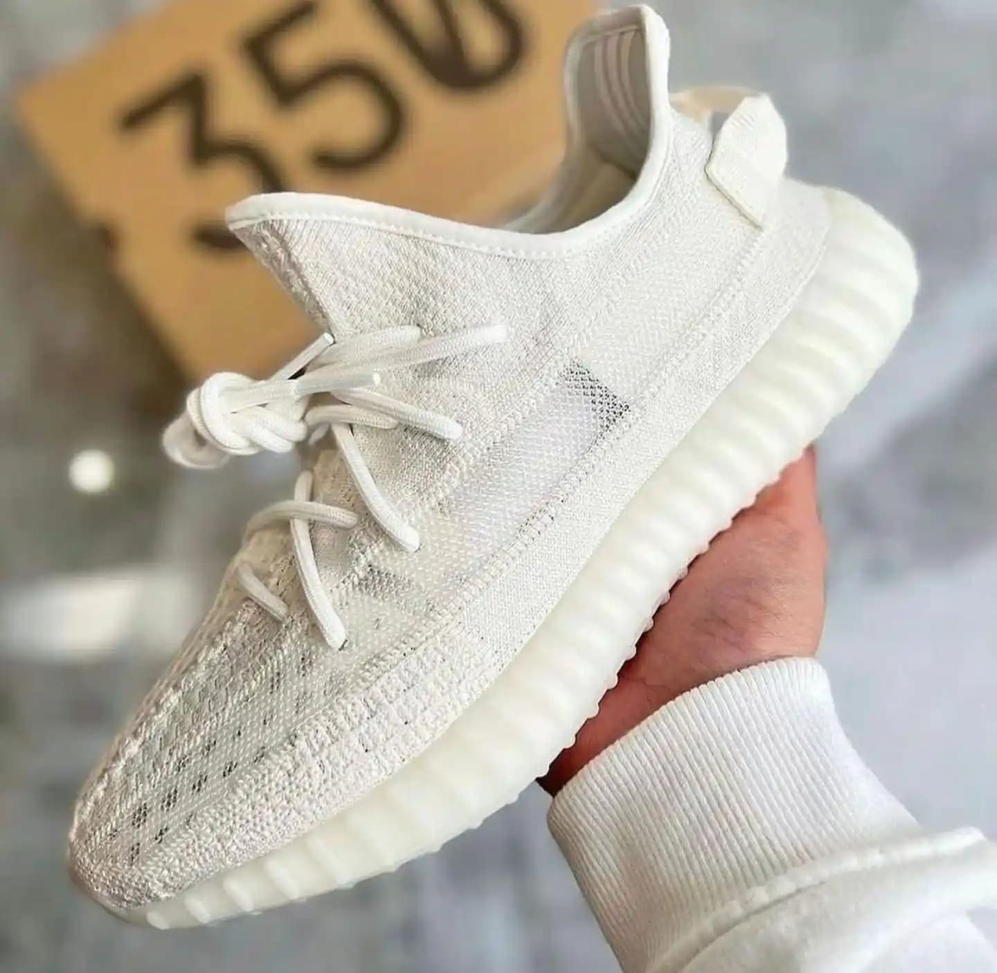 Beyaz Yeezy Moda Dünyasında Minimalizm ve Yeniliğin Temsilcisi