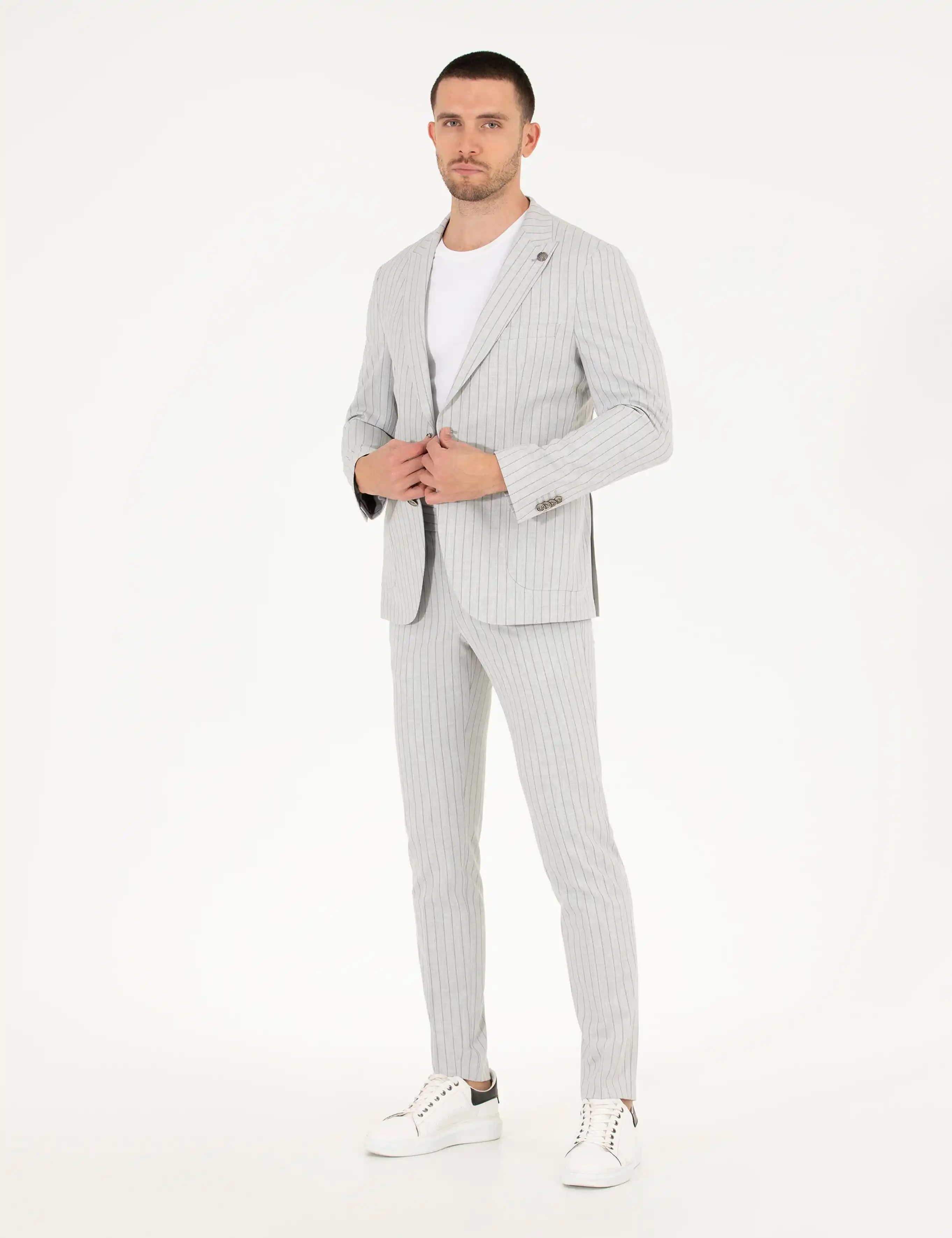 Çizgili Gri Takım Elbise: Moda Trendleri ve Stil İpuçlarıyla Zarafetin Simgesi
