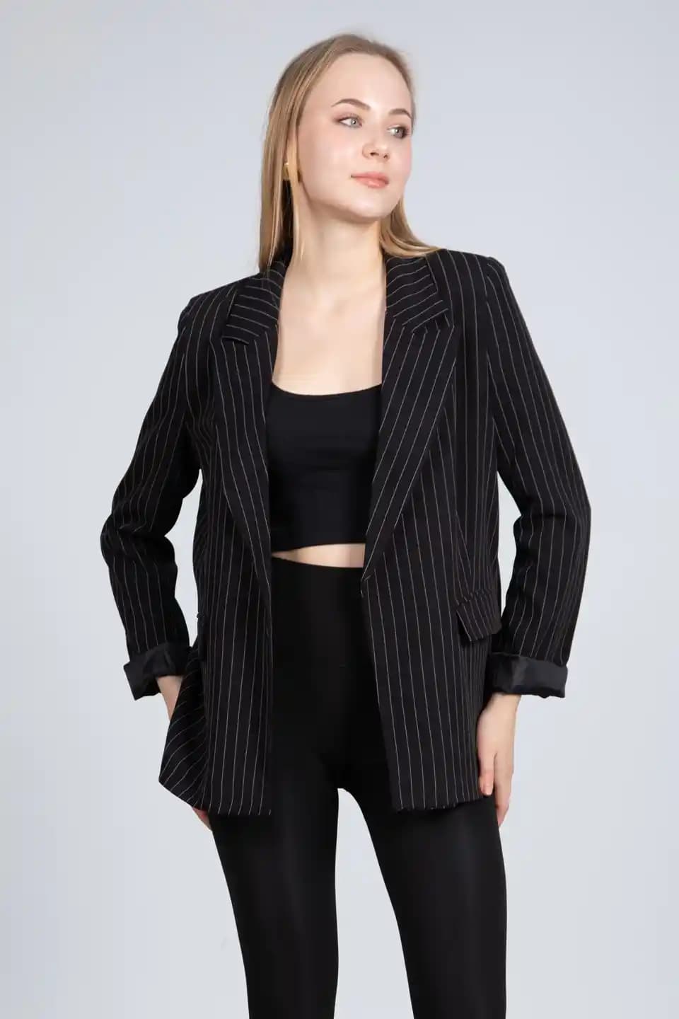 Çizgili Kruvaze Ceketler: Moda Dünyasında Zamansız Şıklık ve Stil İpuçları