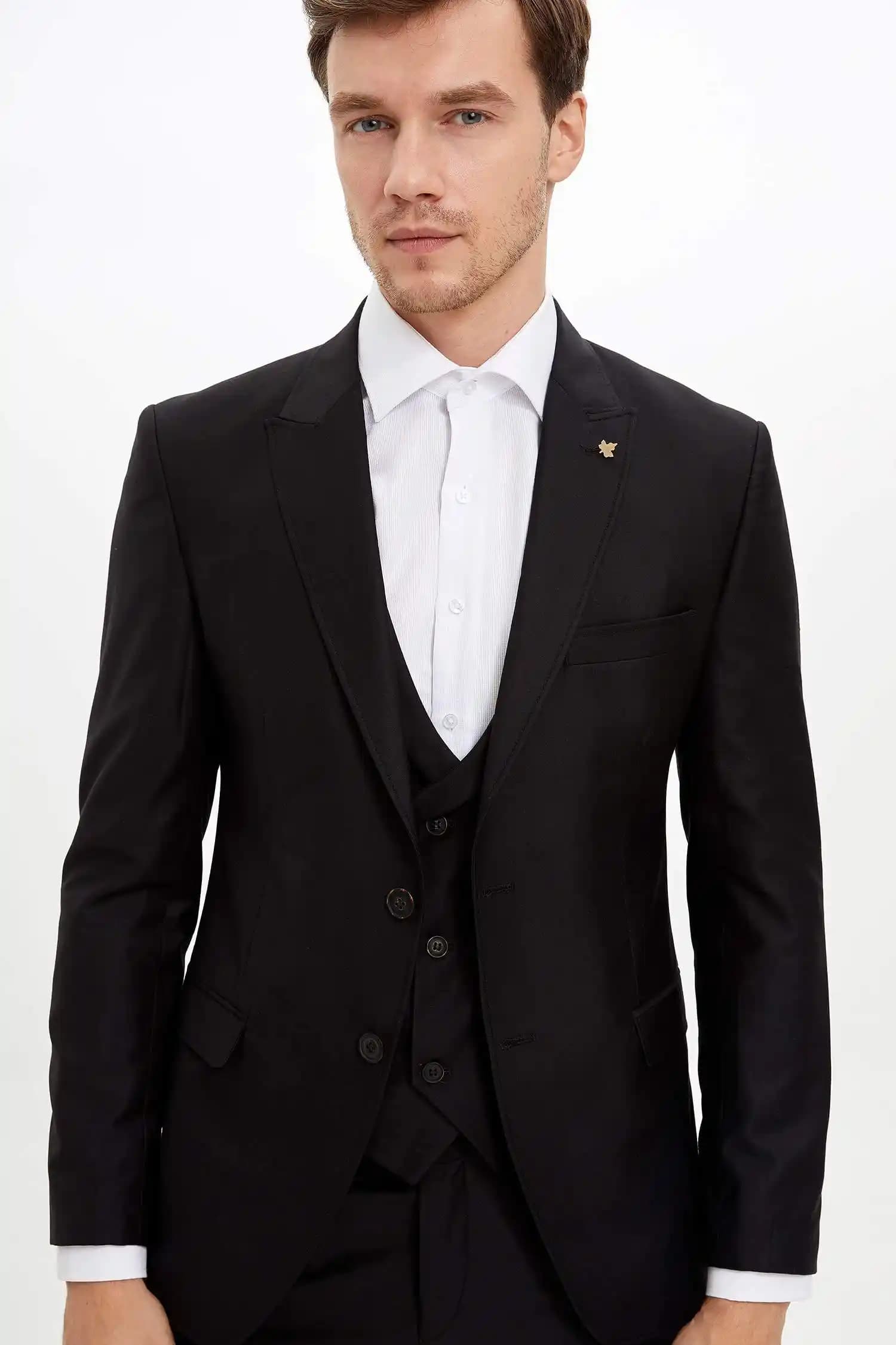 DeFacto'nun Takım Elbise Koleksiyonları: Modern ve Uygun Fiyatlı Şıklık Rehberi