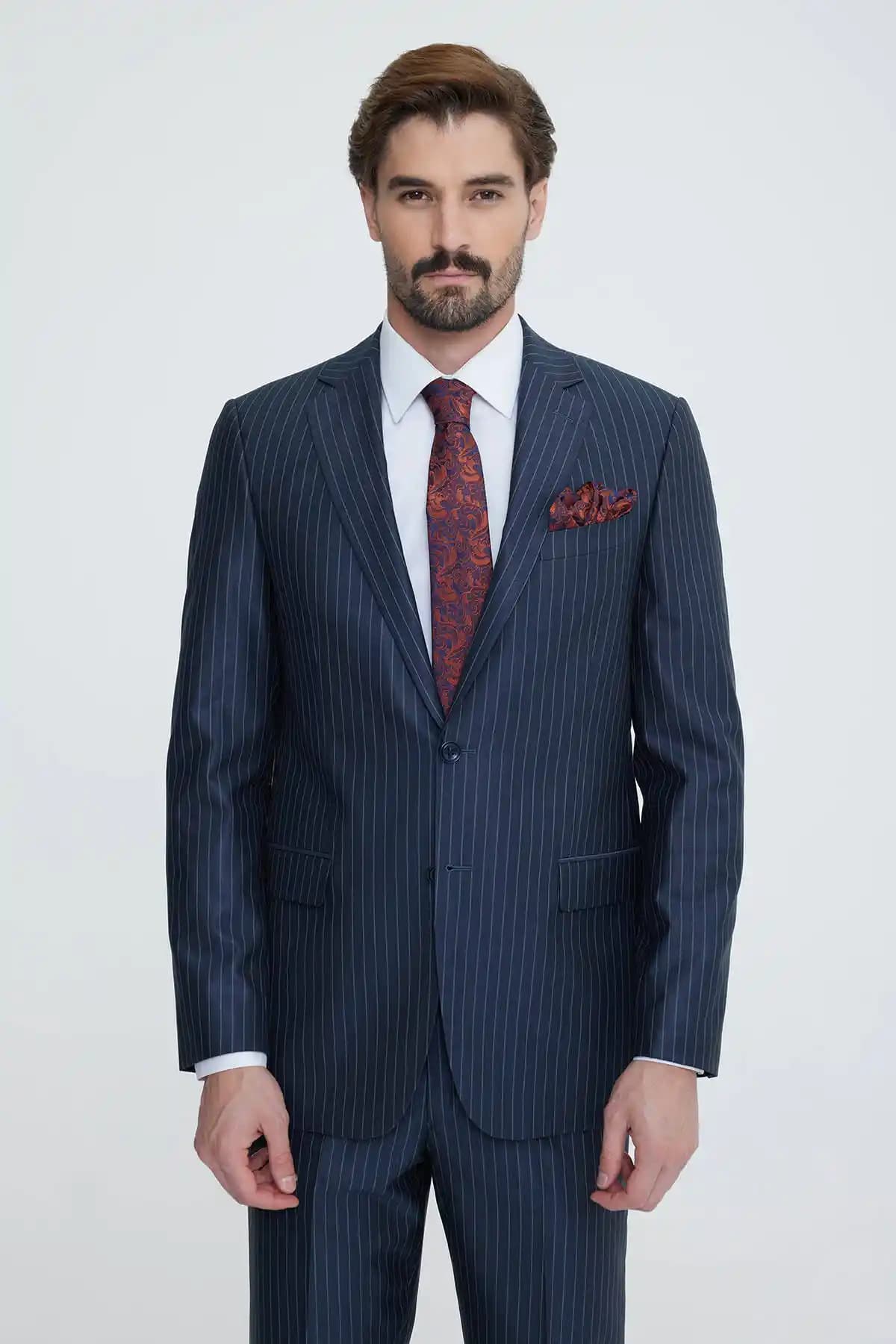 Erkek Cizgili Takım Elbiseler: Modern ve Klasik Stil Uyumu İçin Rehber