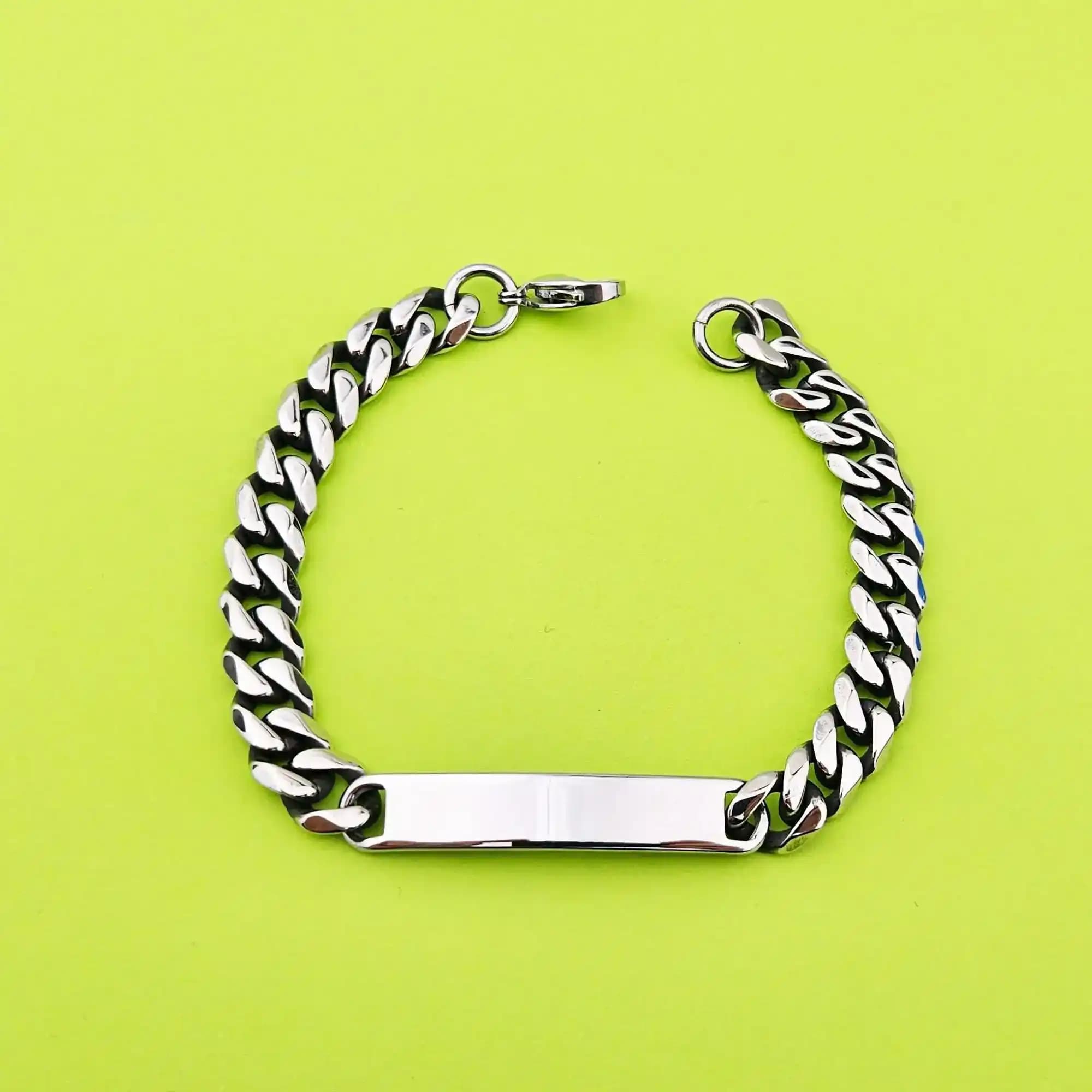 Erkek Modasında Çelik Künye: Dayanıklı ve Şık Tasarımlarla Tarzınızı Yansıtın