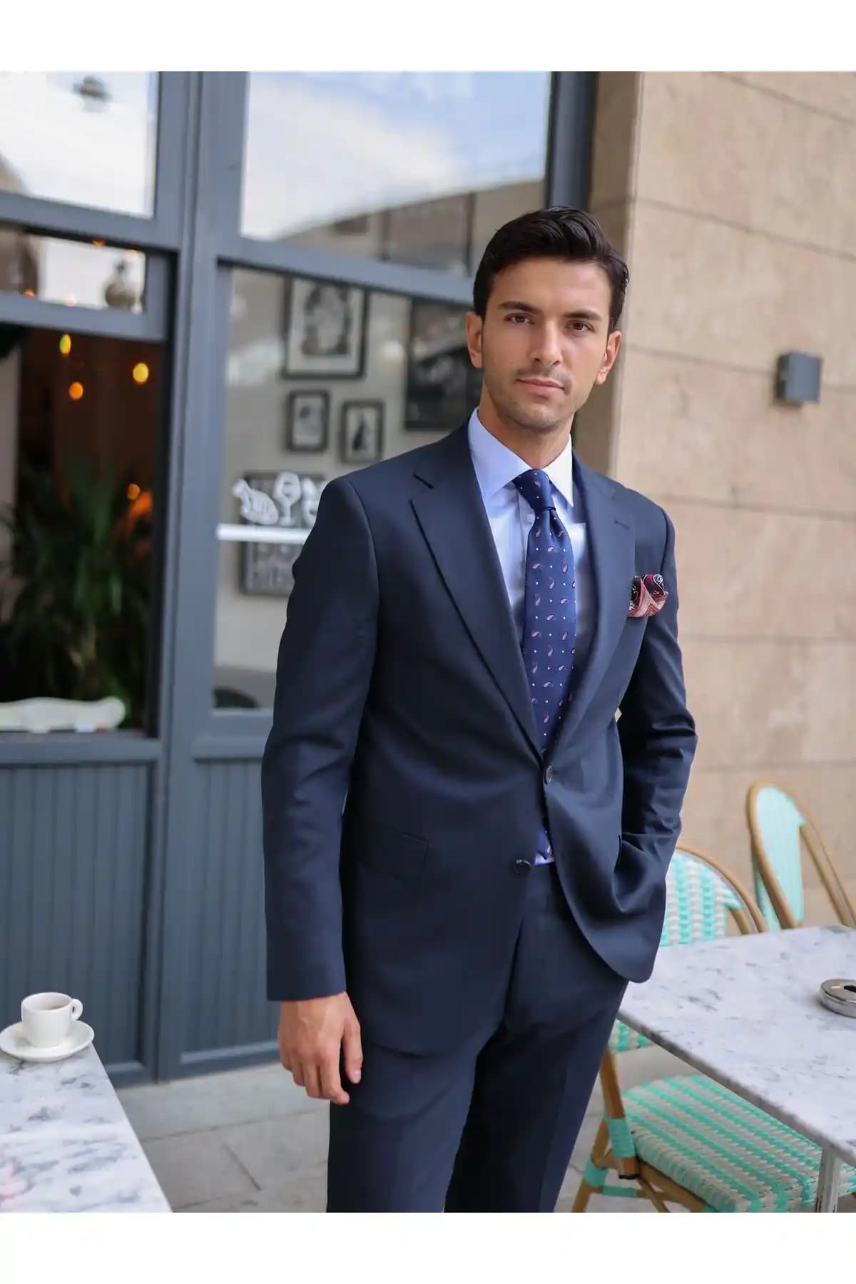 Erkek Modasında Lacivert Takım Elbise: Stil ve Zarafet İçin Kapsamlı Rehber