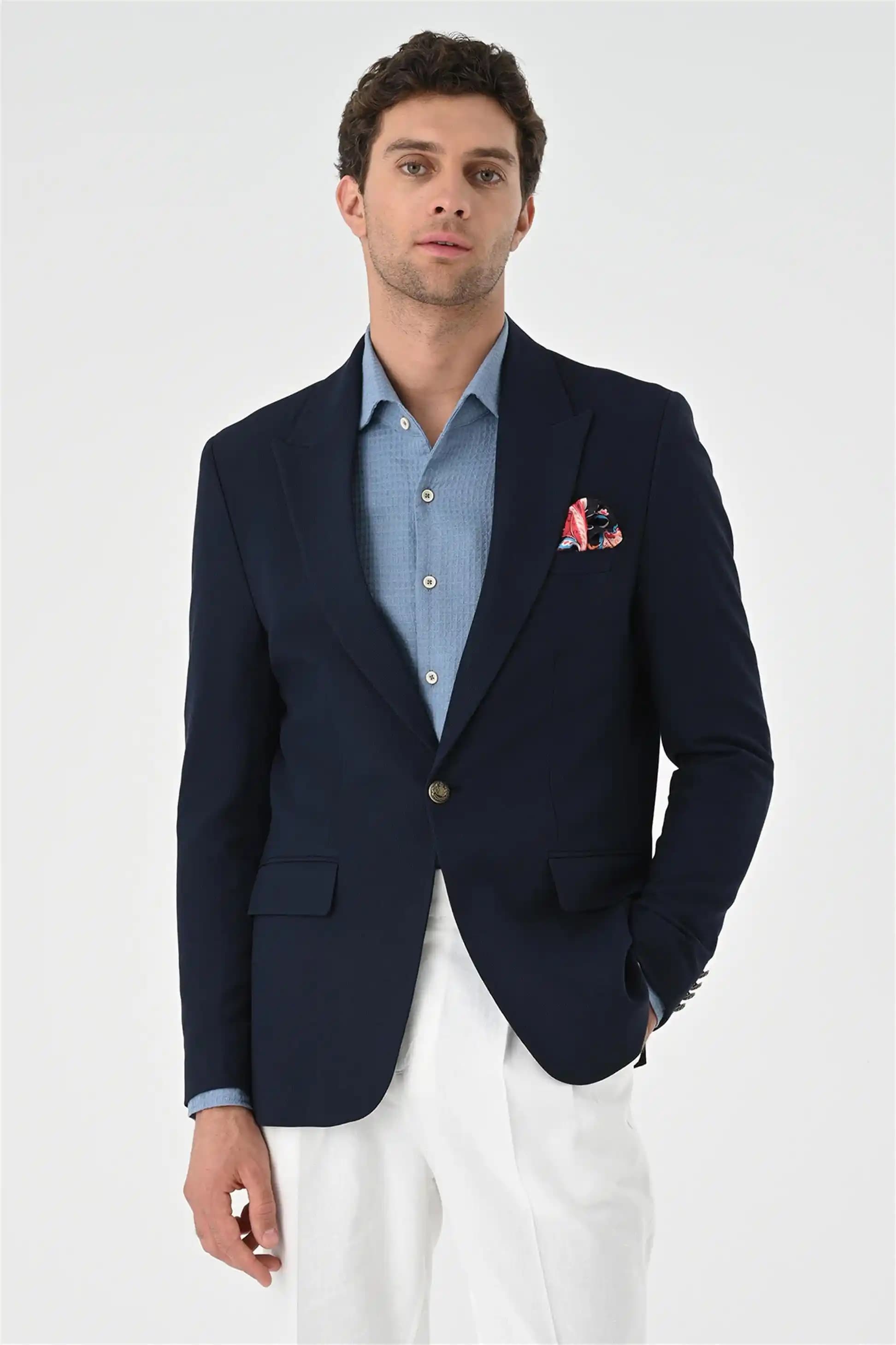 Erkek Modasında Tek Düğmeli Ceketler: Stil ve Fonksiyonellik İçin En İyi Seçenekler