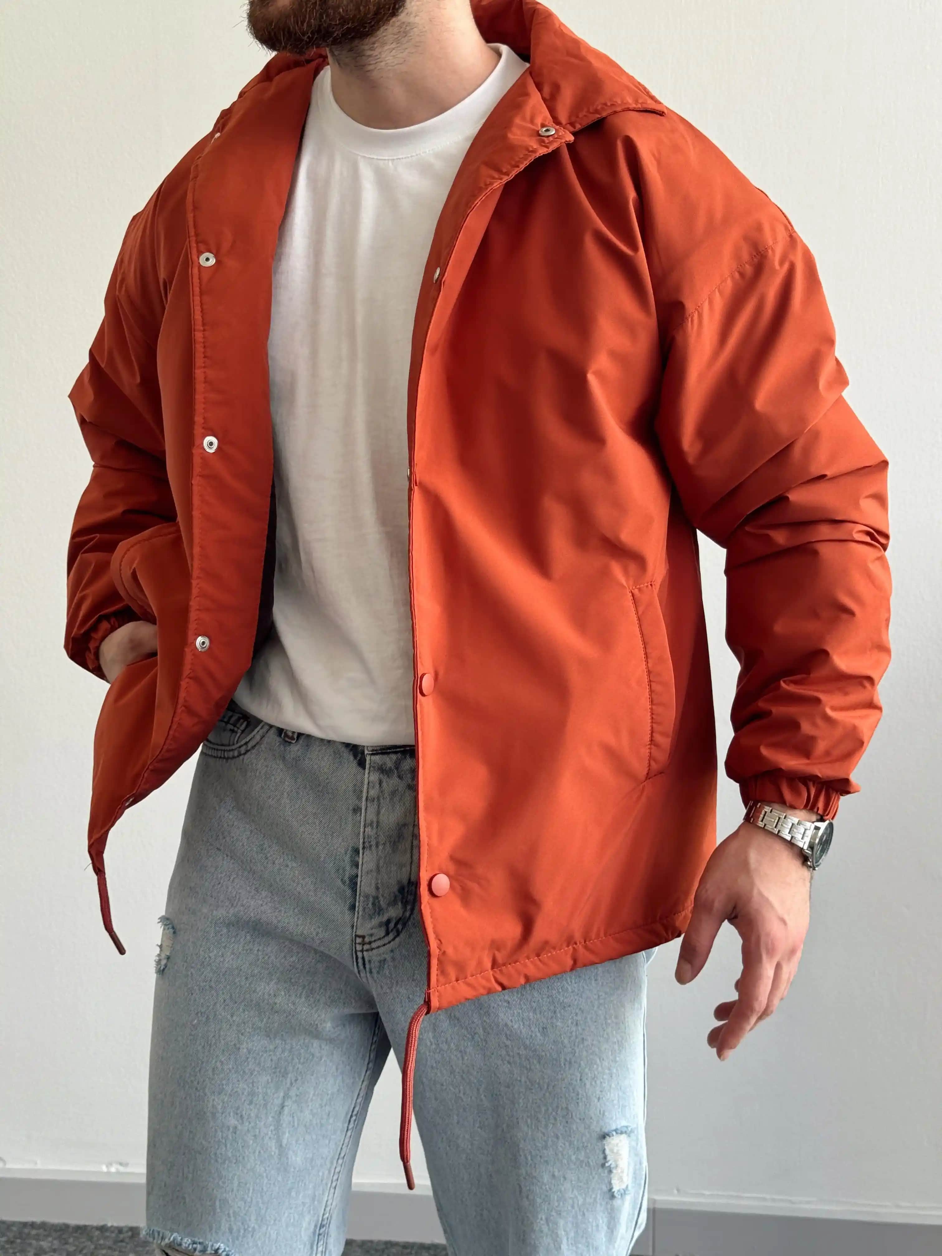 Erkek Modasında Turuncu Ceketler: Canlılık ve Şıklığın Modern Yansıması