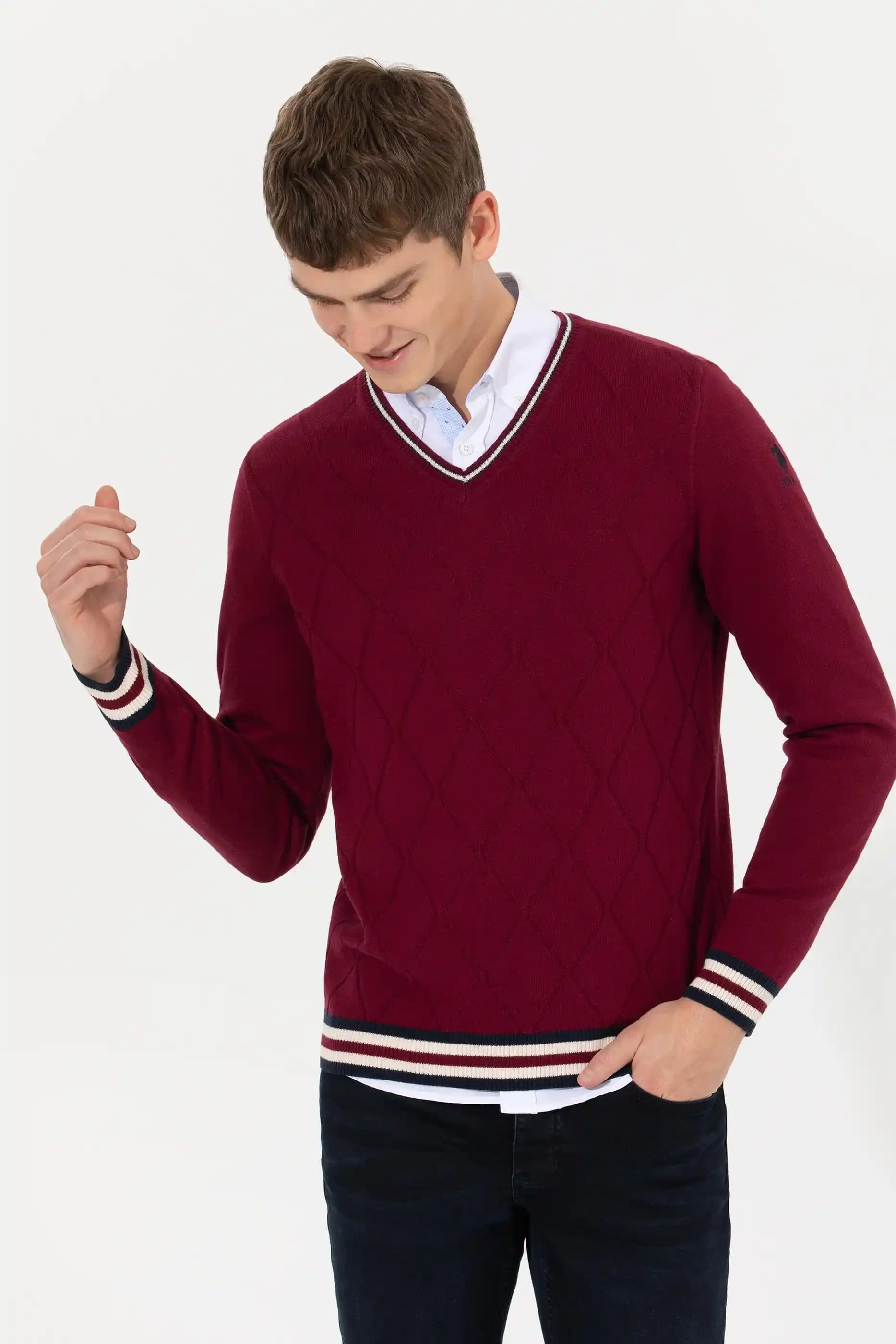 Erkek Modasında V Yaka Kazaklar: Kombinasyonlar ve Trendler Hakkında Detaylı Bilgi