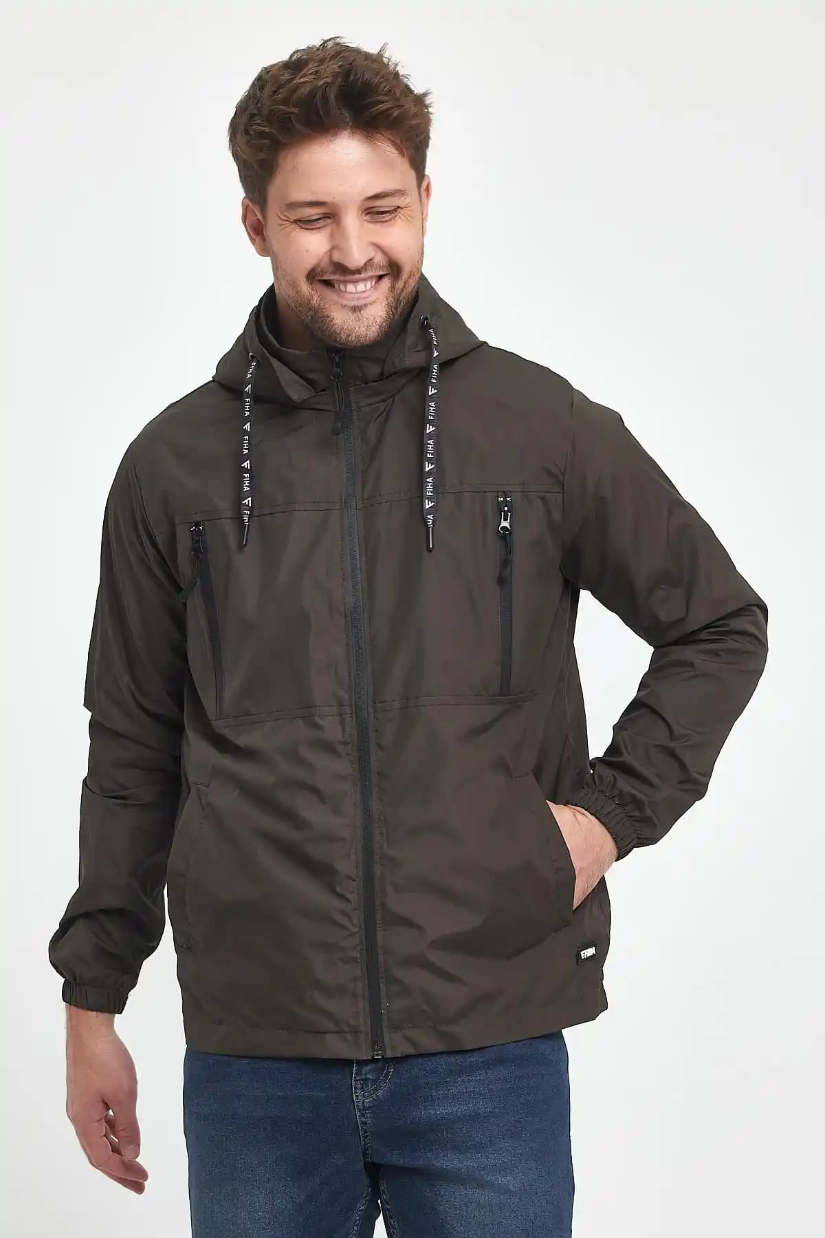 Erkek Modasında Yağmurlukların Yeri ve Güncel Stil Trendleri Analizi