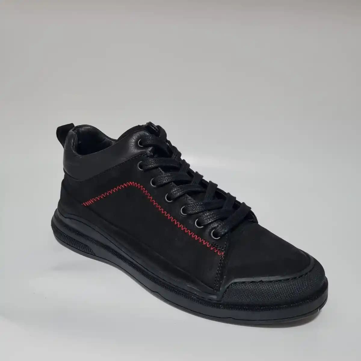 Erkek Modasında Yarı Bot Ayakkabılar: Şıklık ve Konforun Buluşma Noktası