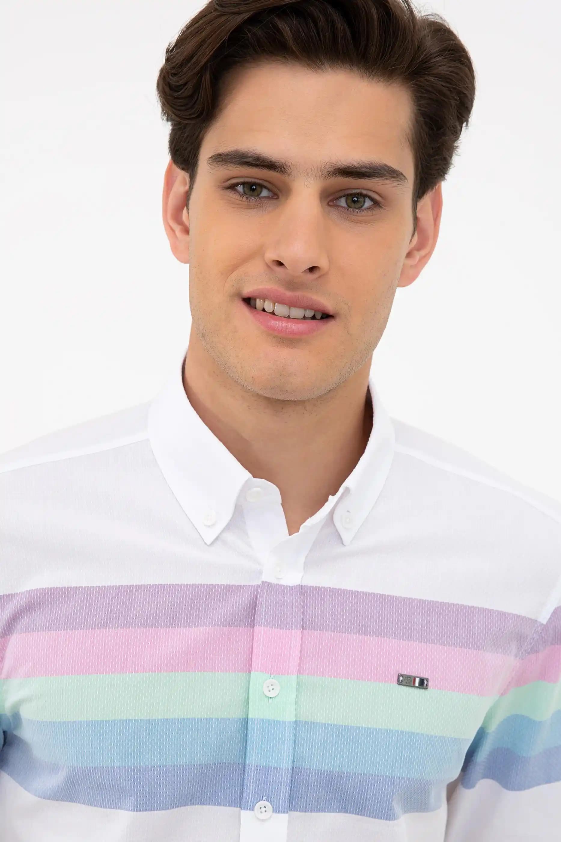 Erkek Modasında Yatay Çizgili Gömlekler: Stil ve Bakım İpuçlarıyla Şıklığın Anahtarı