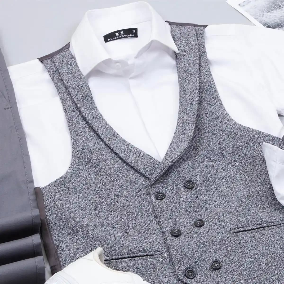 Erkek Modasında Yelek Gömlek ve Pantolon Kombinleriyle Şıklık ve Rahatlık