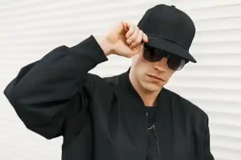 Erkekler İçin Şapkalı Kombinler: Stilinizde Fark Yaratmanın Yolları ve Trendler