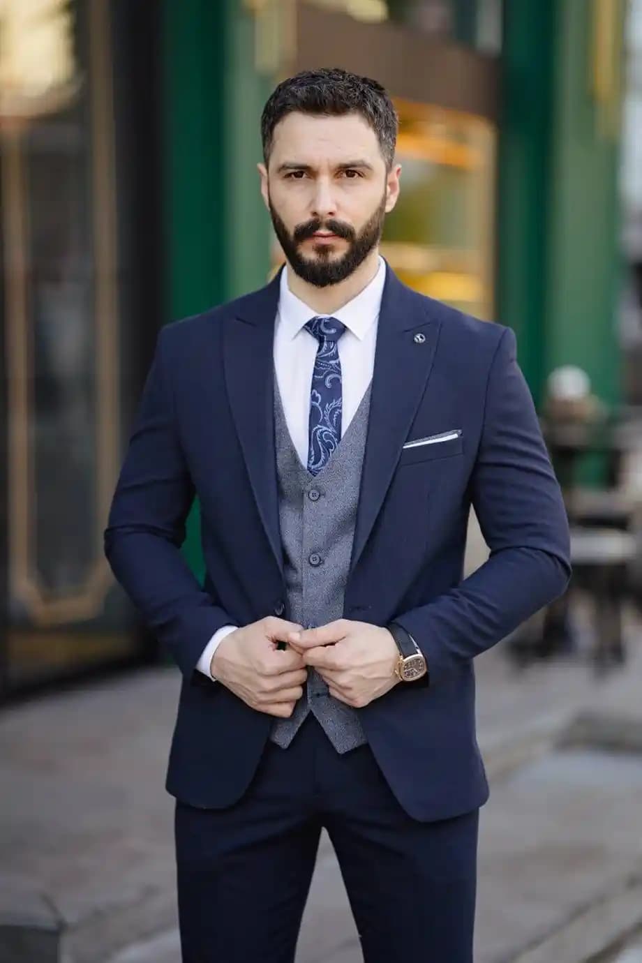 Erkekler İçin Takım Elbise Kombinasyonları ve Moda Trendleri Rehberi