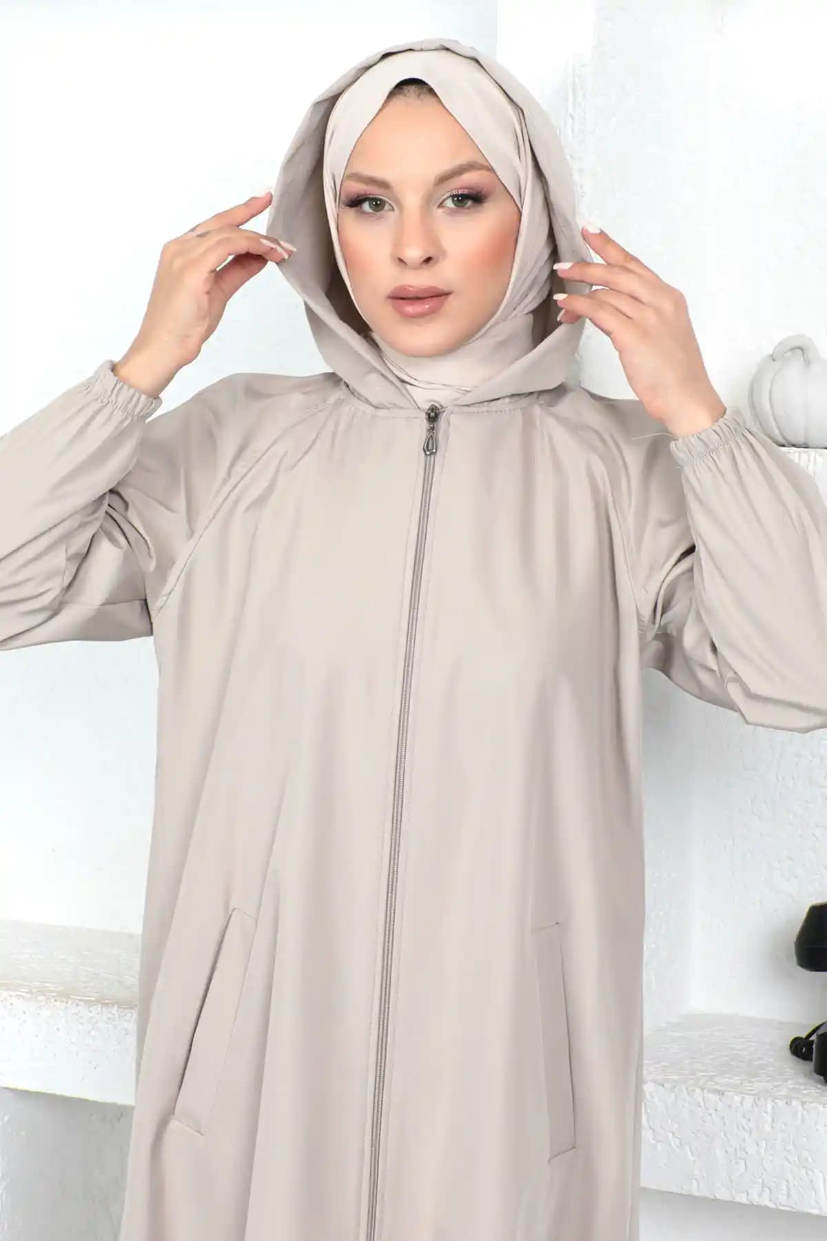 Fermuarlı Trençkotlar: Modern Şıklık ve İşlevselliğin Birleştiği Moda Parçası