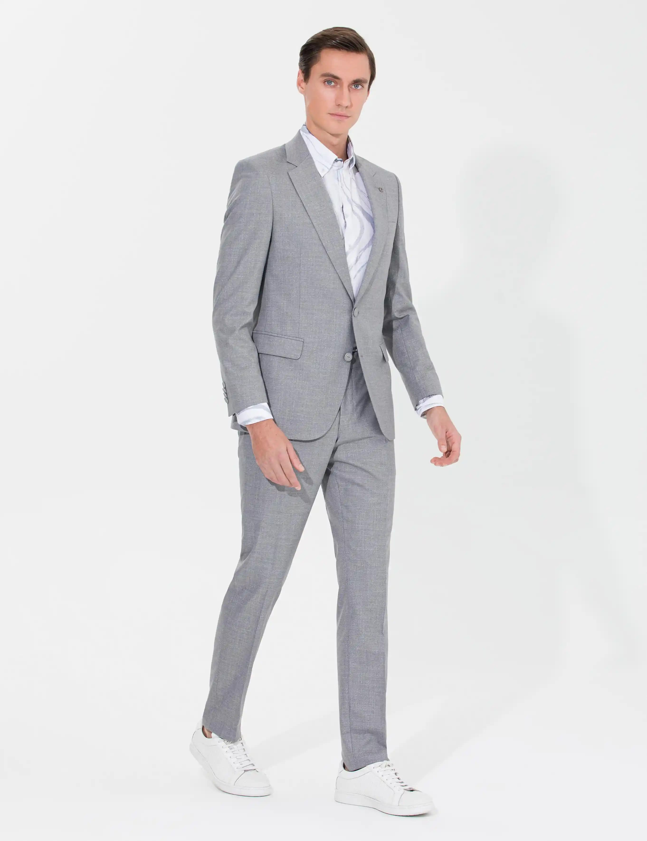 Gri Takım Elbise: Modern ve Zamansız Erkek Giyiminde Şıklık Rehberi