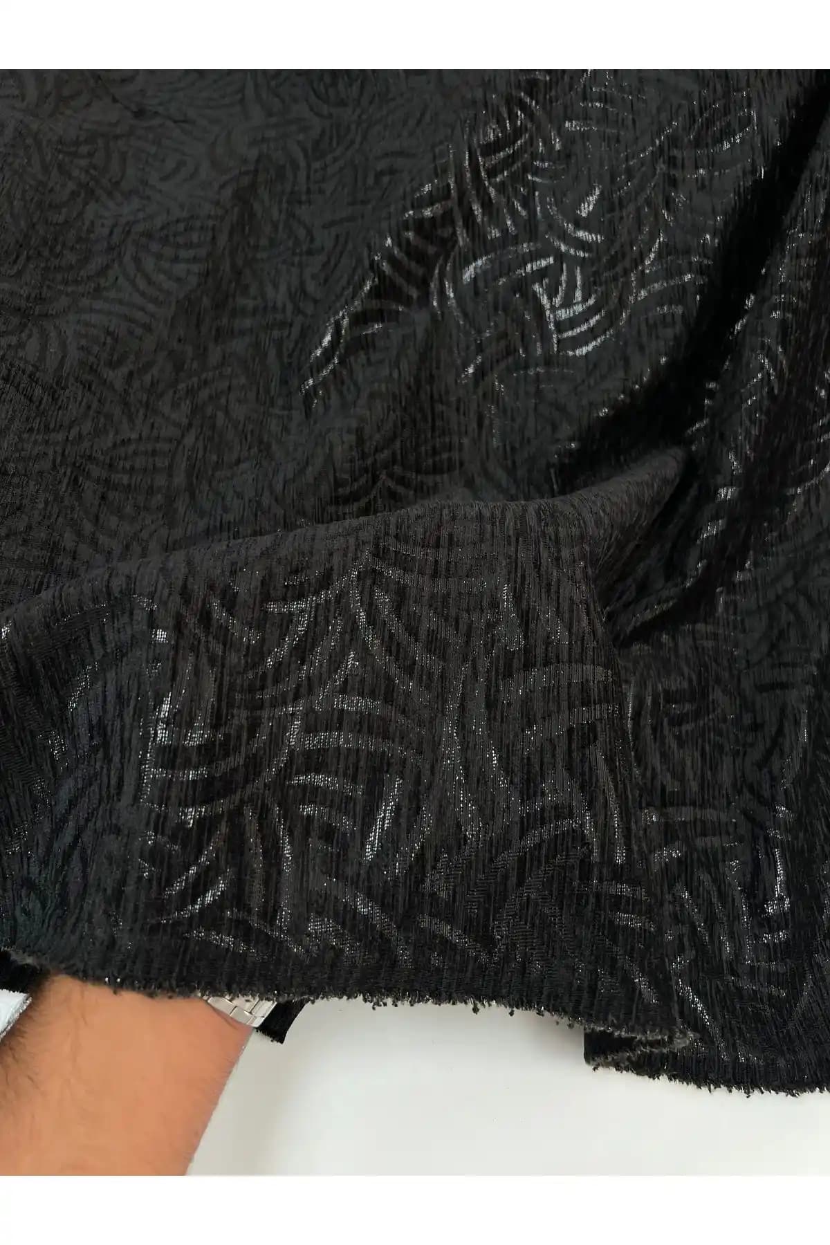 Işıltılı Kumaşlar ve Moda Trendleri: Parlak ve Şık Giyim İçin Kapsamlı Rehber