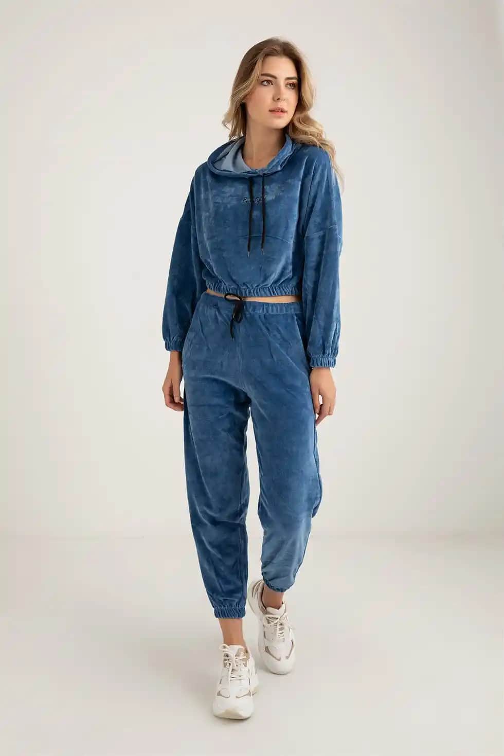 Kadife Eşofman Takımlarıyla Şıklık ve Konforun Modern Buluşması