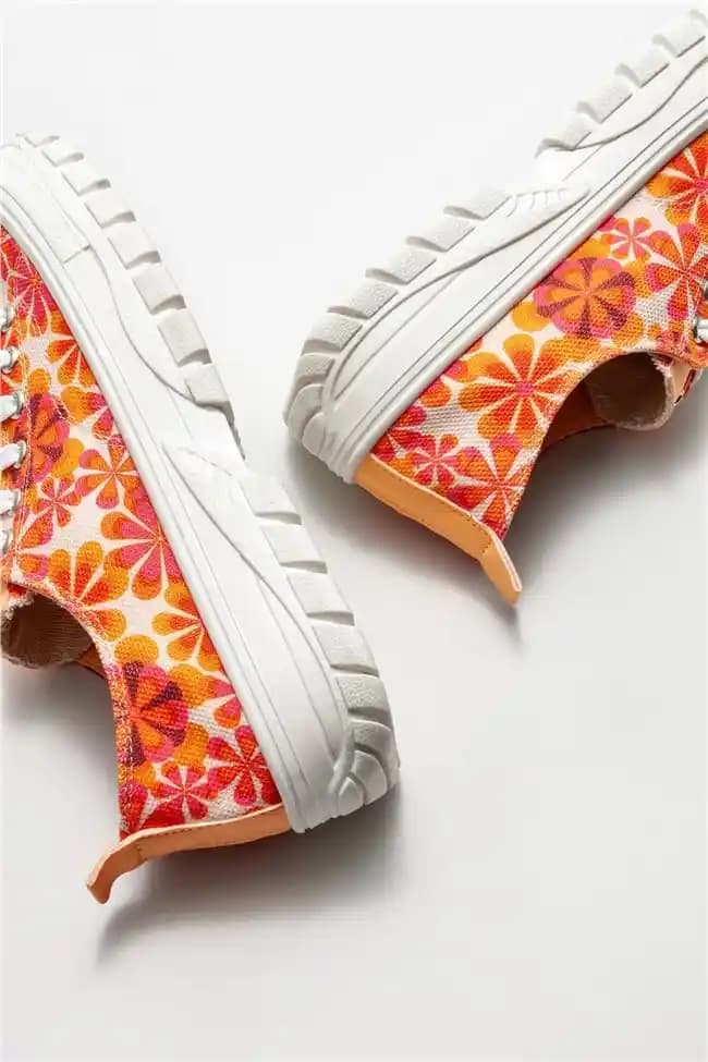 Kadın Moda Trendleri: Turuncu Spor Ayakkabılarla Şık ve Dinamik Kombinasyonlar