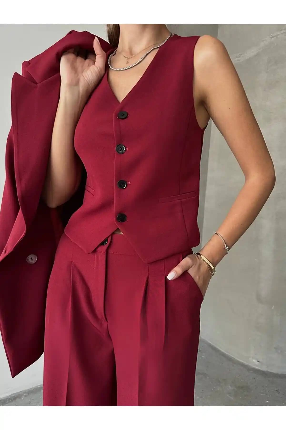 Kadın Yelek ve Ceket Kombinasyonları: Şıklık ve Fonksiyonelliğin Uyumlu Birleşimi