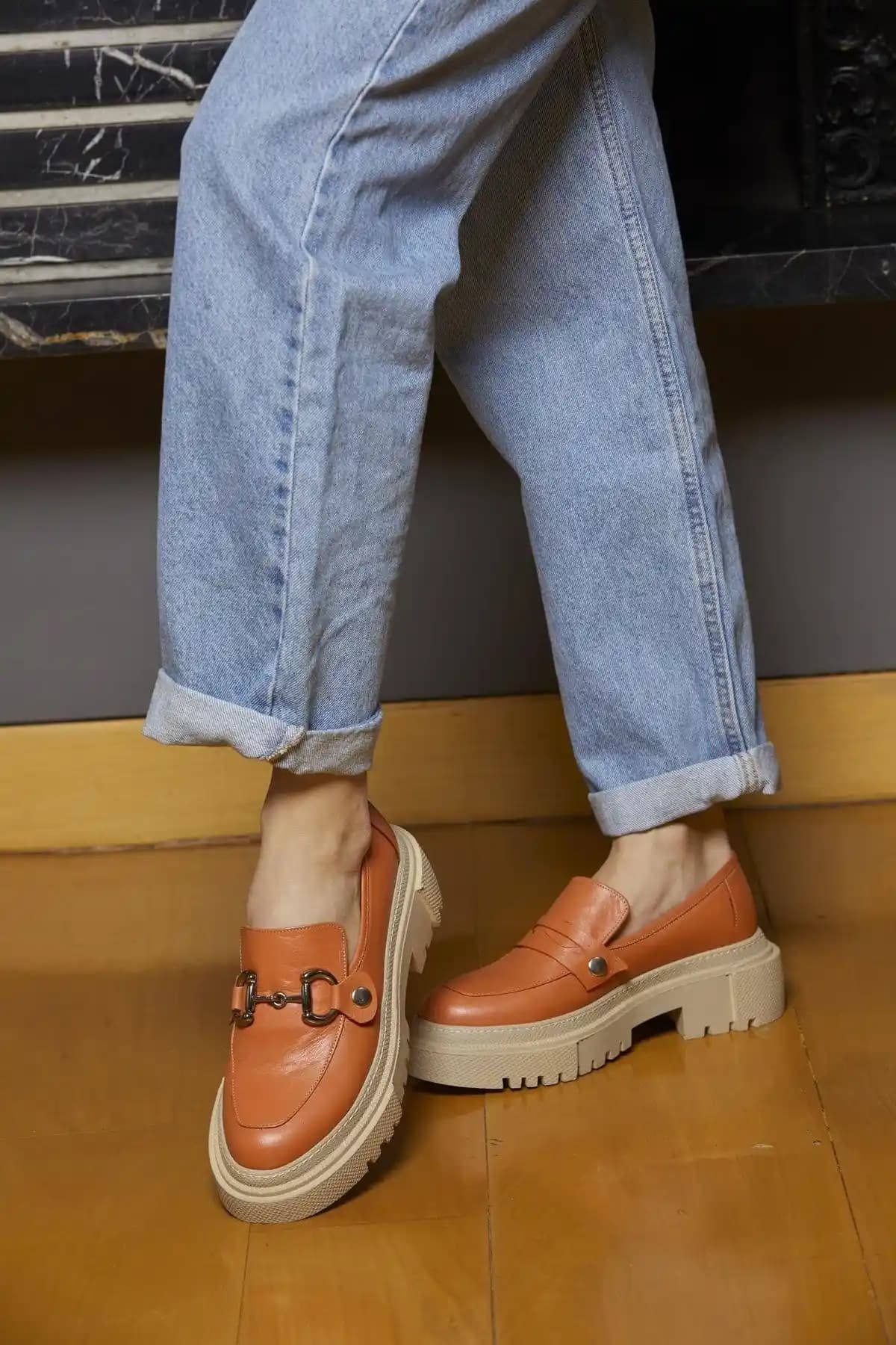 Kadınlar İçin Çıtçıtlı Ayakkabılar: Moda ve Fonksiyonelliğin Buluşması