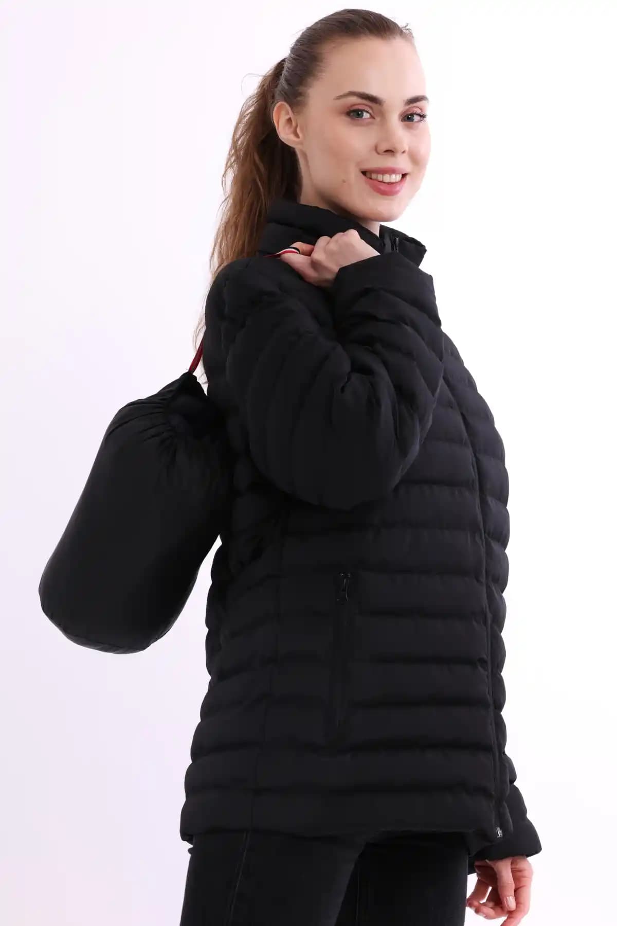 Kadınlar İçin Sıcak Tutan Montlar: Şıklık ve Konforun Birlikte Sunulduğu Kış Moda Rehberi