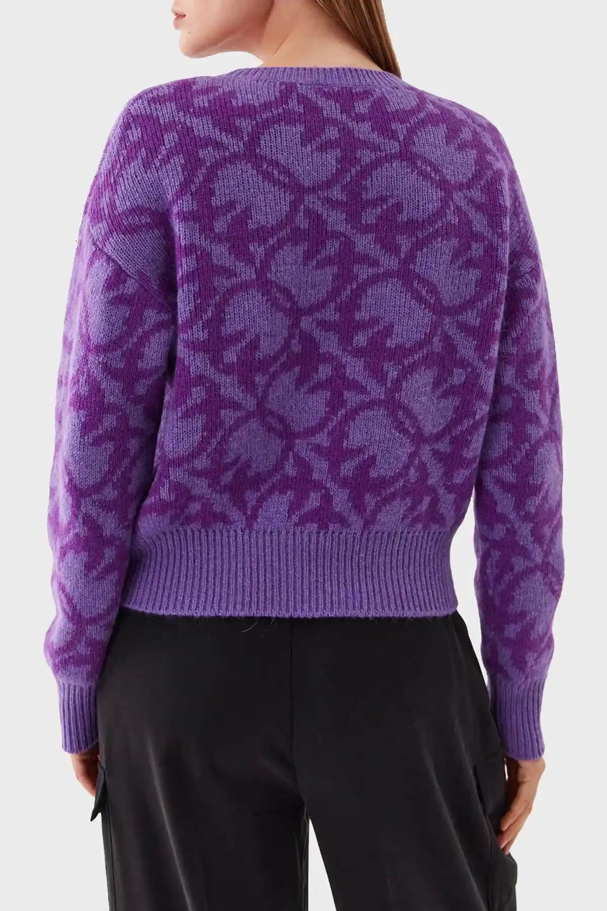 Kadınlar İçin Sweat Kazak Modası: Güncel Trendler ve Kombinasyon Önerileri