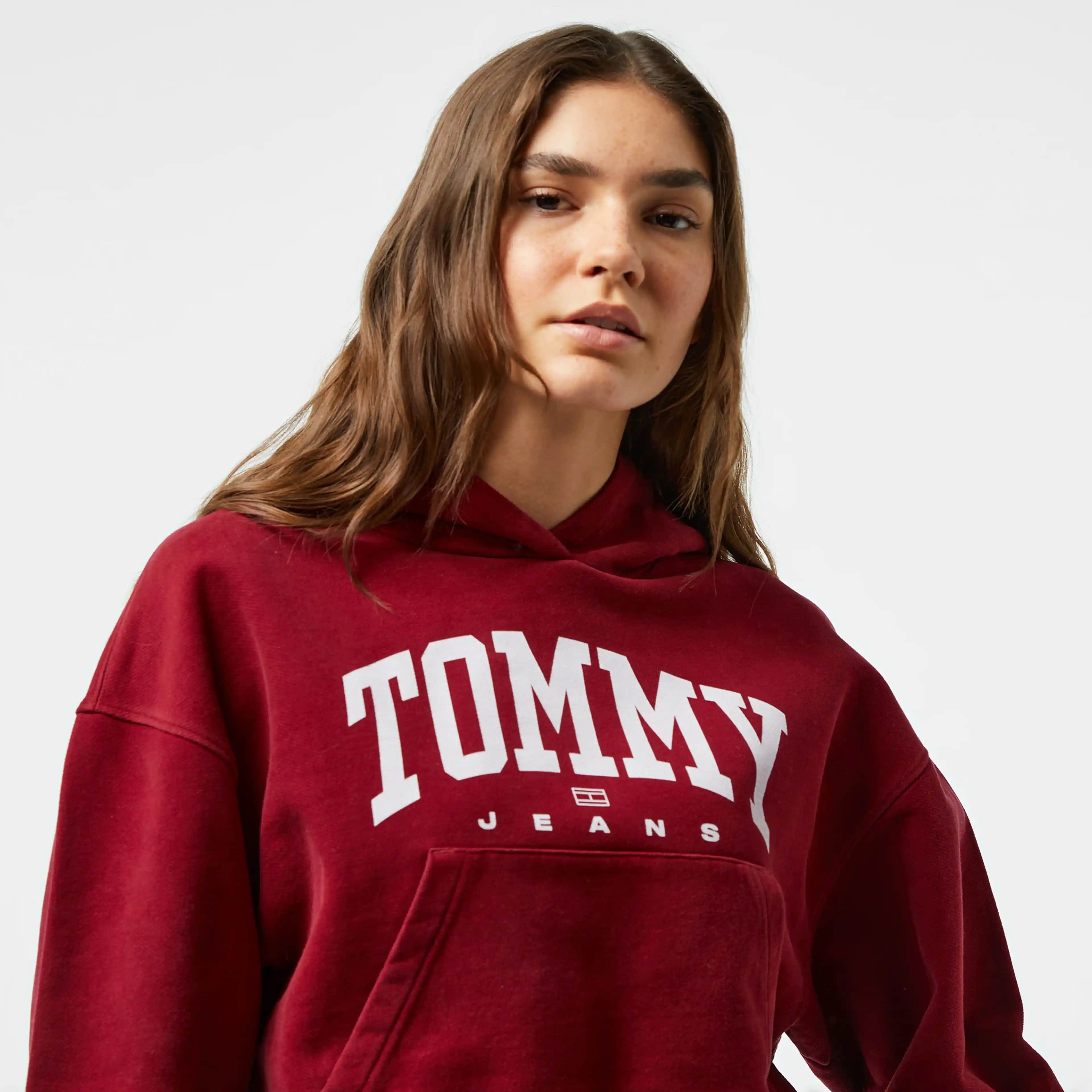 Kadınlar İçin Tommy Jeans Sweatshirt Koleksiyonu: Günlük Şıklık ve Rahatlık Bir Arada