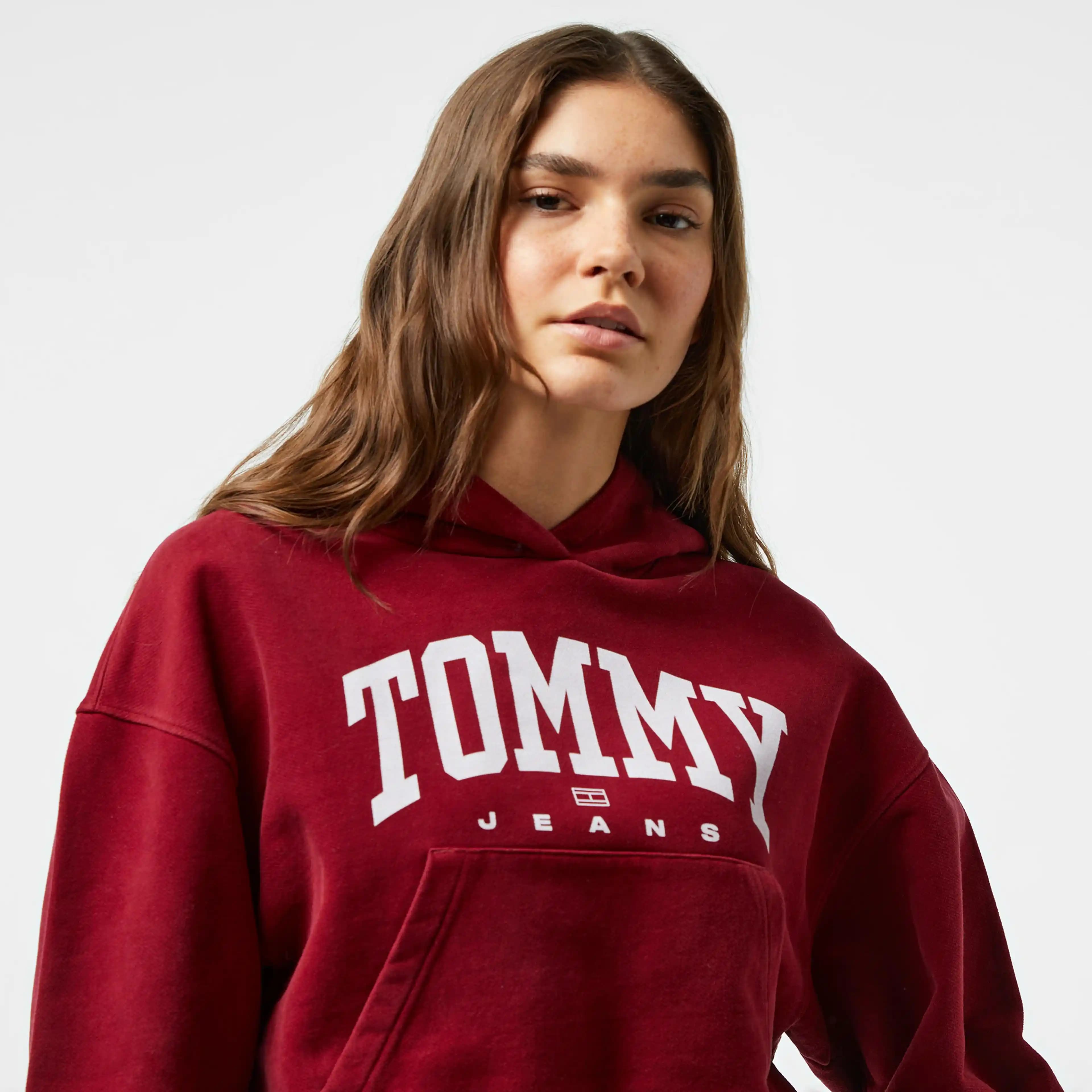 Kadınlar İçin Tommy Jeans Sweatshirt Koleksiyonu: Günlük Şıklık ve Rahatlık Bir Arada