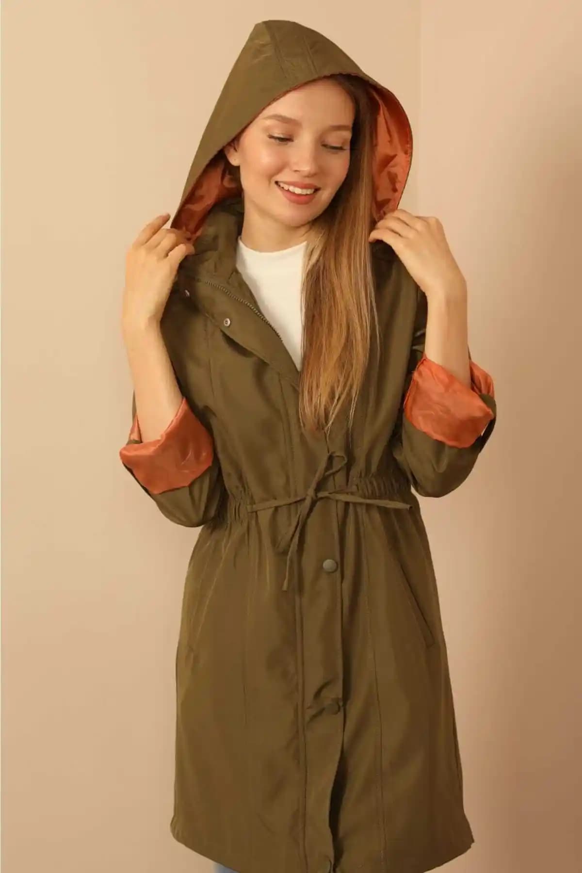 Kadınlar İçin Uzun Yağmurluk Modası: Şıklık ve İşlevselliğin Birleşimi