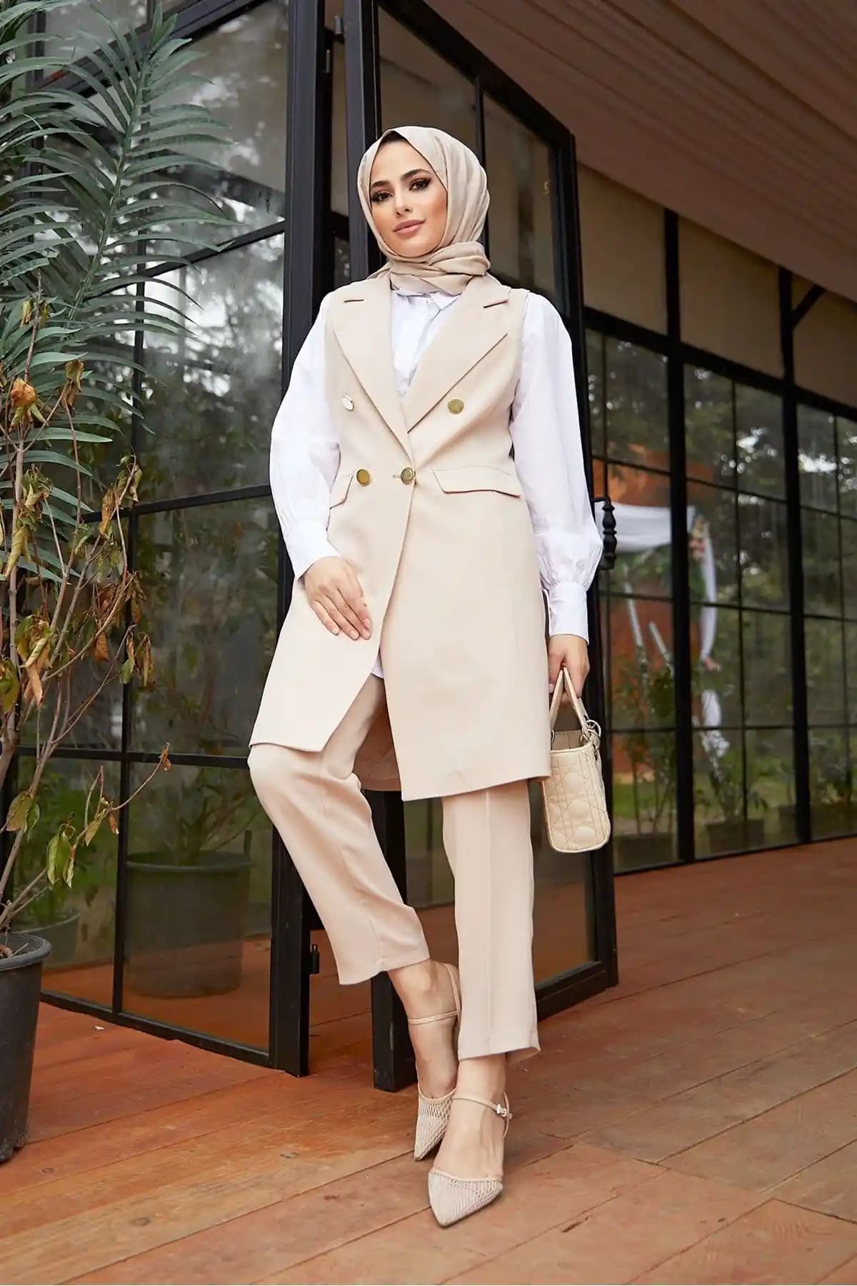 Kadınlar İçin Yelek ve Pantolon Kombinasyonu: Stil ve Rahatlığın Mükemmel Dengesi