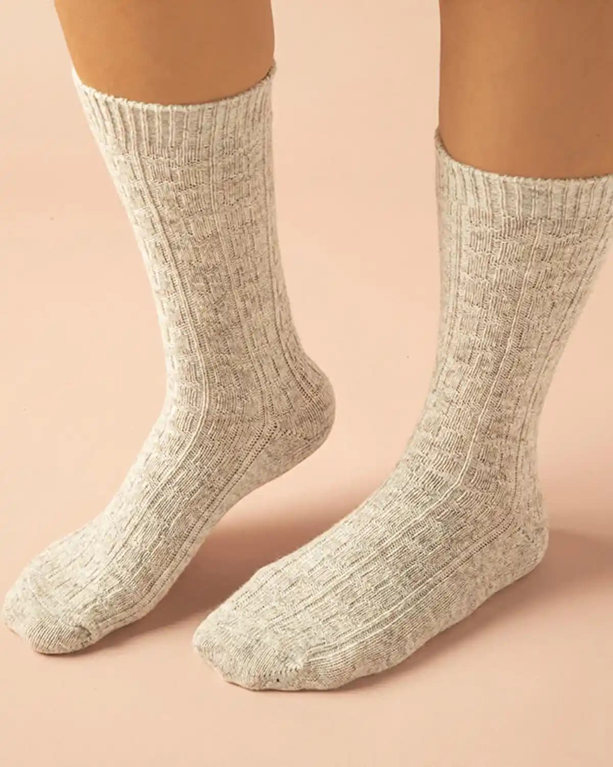 Kadınlar İçin Yün Çoraplar Moda ve Konforu Bir Arada Sunan Şık Tasarımlar