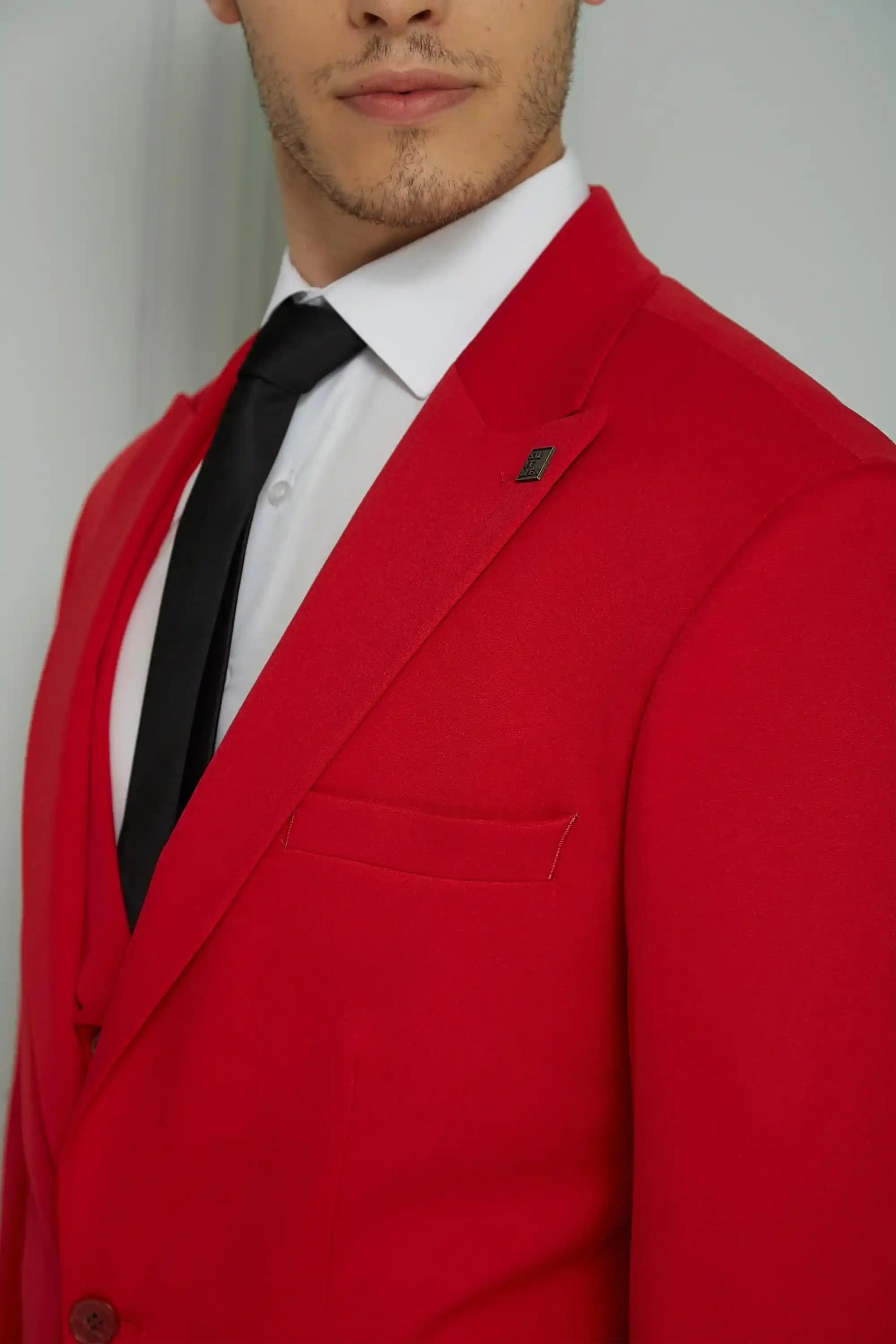 Kırmızı Takım Elbise ile Moda Dünyasında Kendine Güven ve Şıklık Yaratma Rehberi