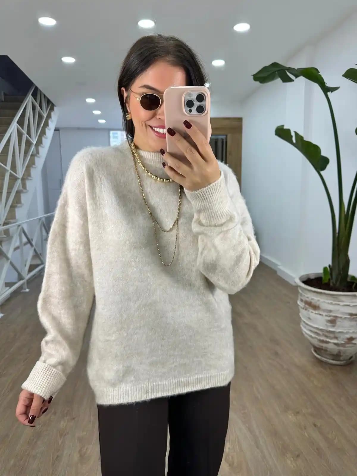 Kış Modasının Vazgeçilmezi Tüylü Kazaklar: Stil ve Konforu Bir Arada Sunan Trend Parçalar