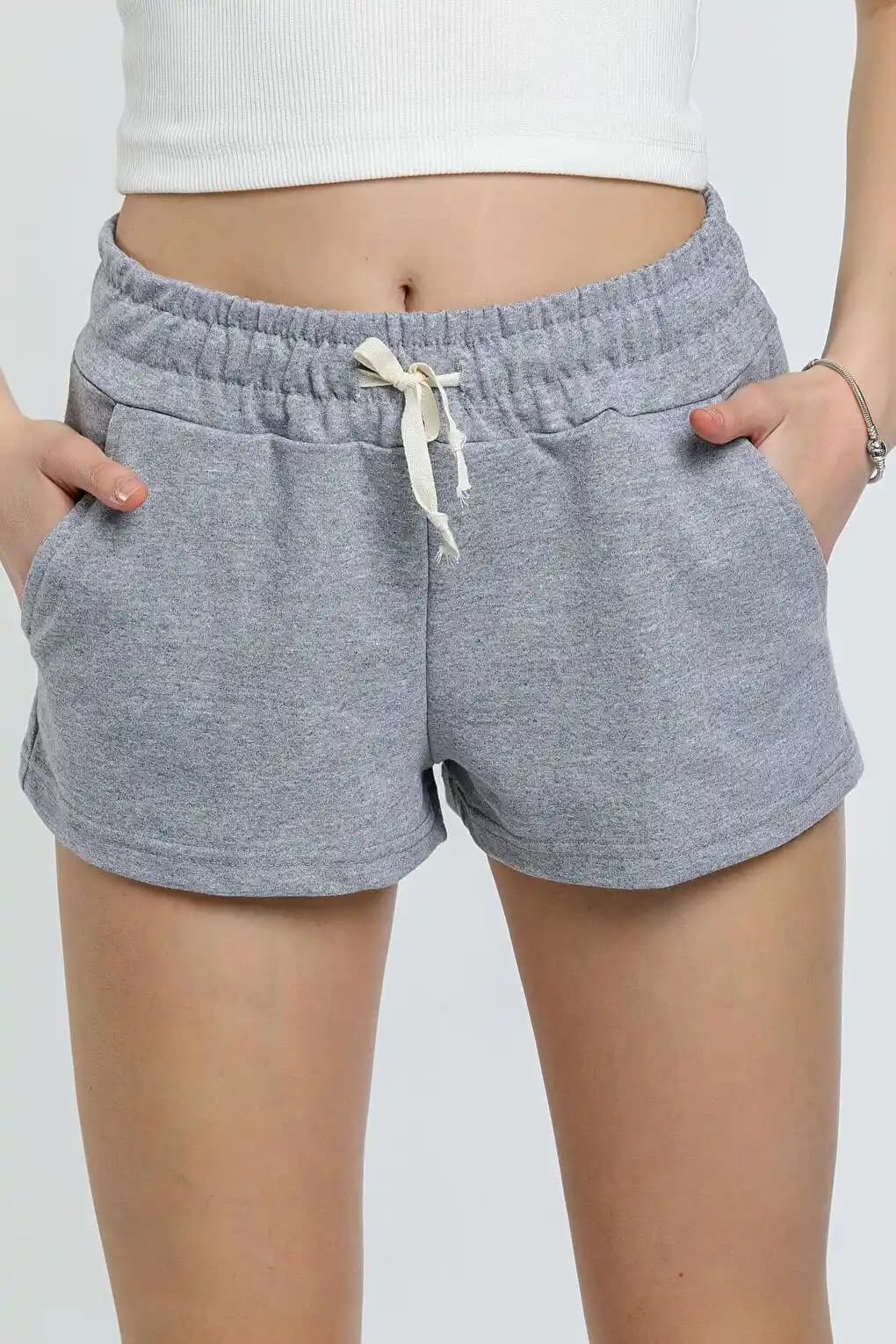 Kısa Şortlar: Moda Trendleri, Kombin Önerileri ve Sürdürülebilirlik Yaklaşımları