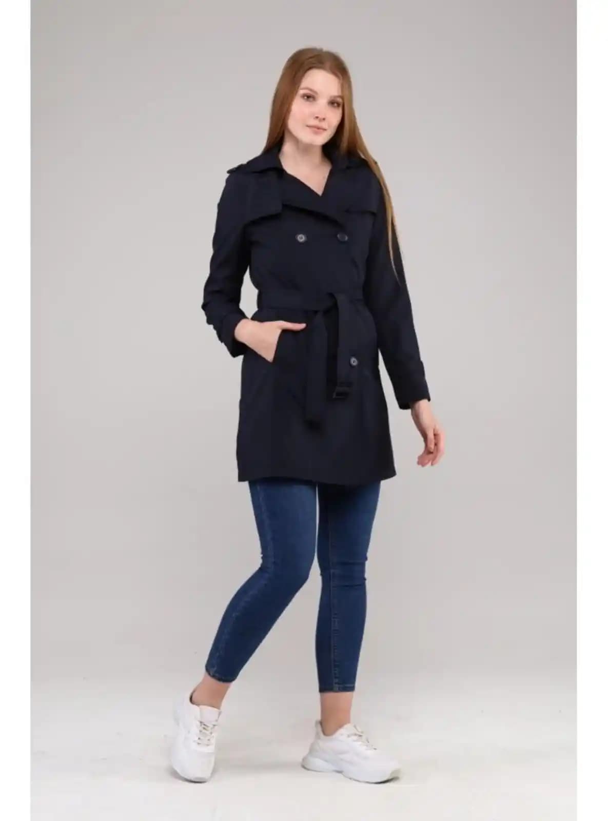 Lacivert Trençkotların Tarihçesi, Stil İpuçları ve Moda Trendleri