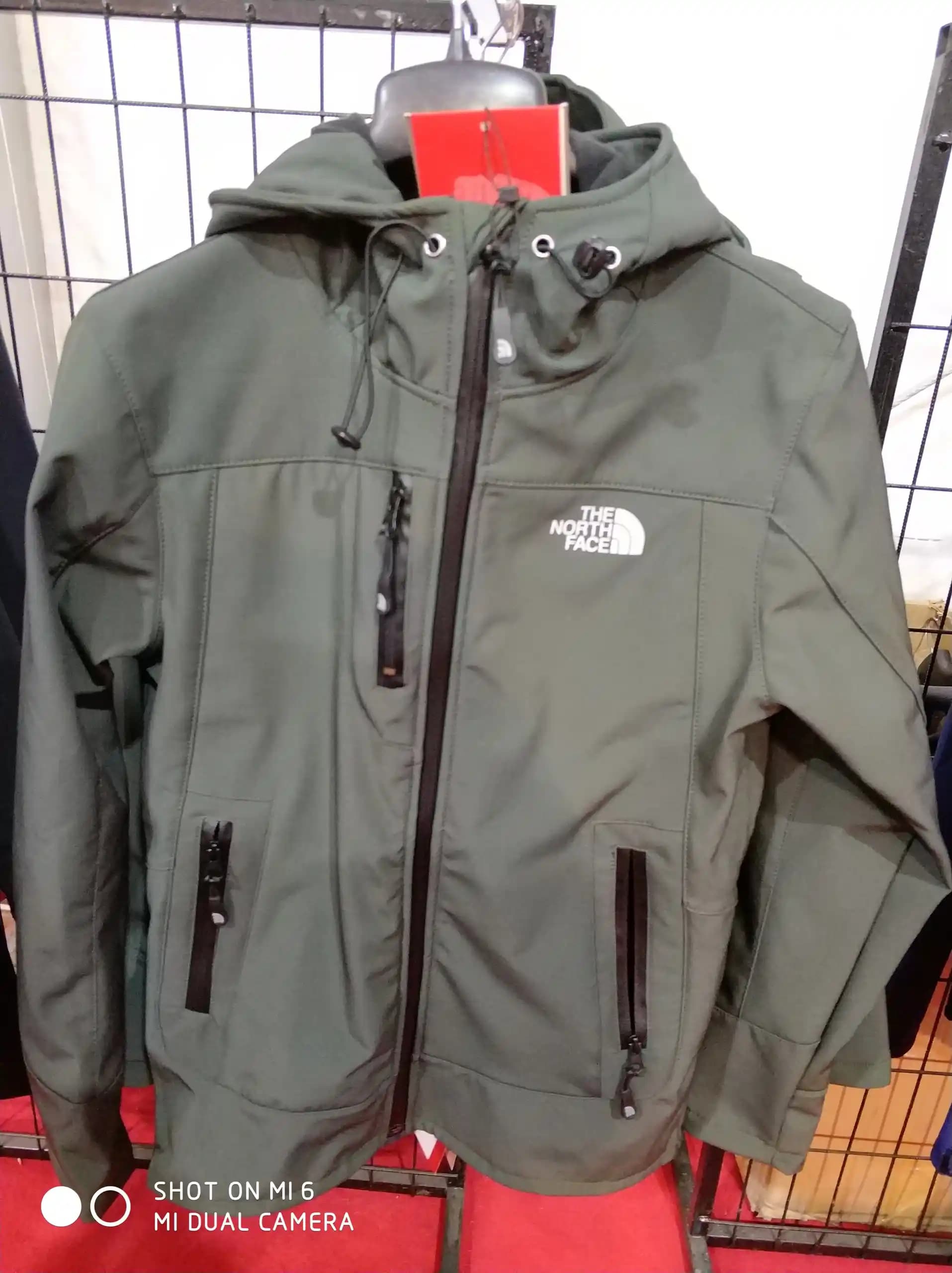 Moda Dünyasında Çakma Montlar: Gerçeklik, Nedenleri ve Etkileri Üzerine Analiz