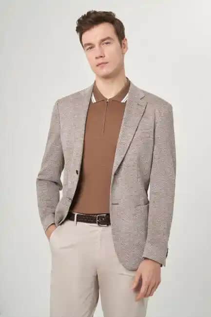 Moda Dünyasında Çift Yırtmaçlı Ceket: Şıklık ve Konforun Buluşması