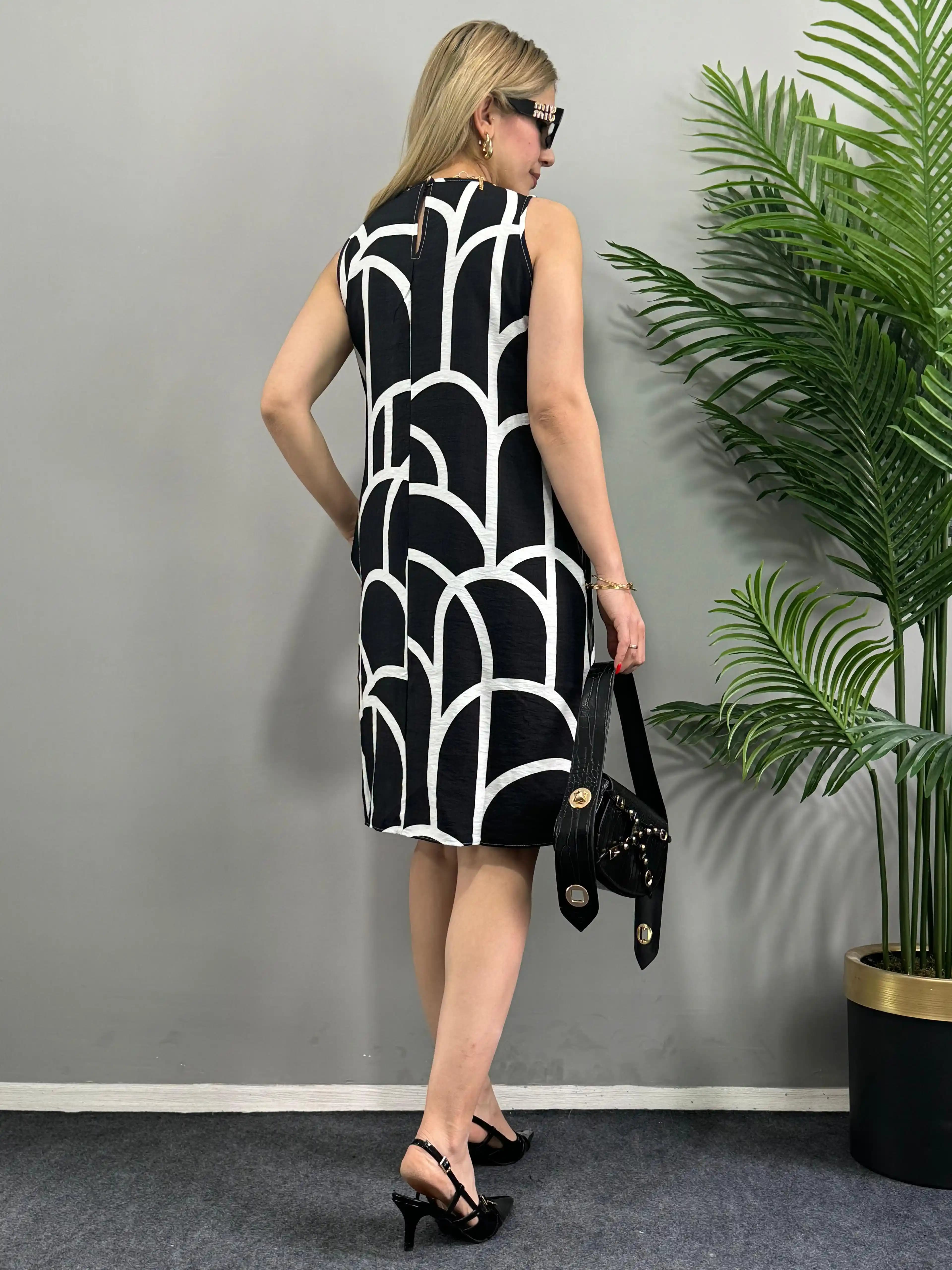 Moda Dünyasında Çizgi Elbise Trendleri ve Stil İpuçları 2025 Yılı İçin