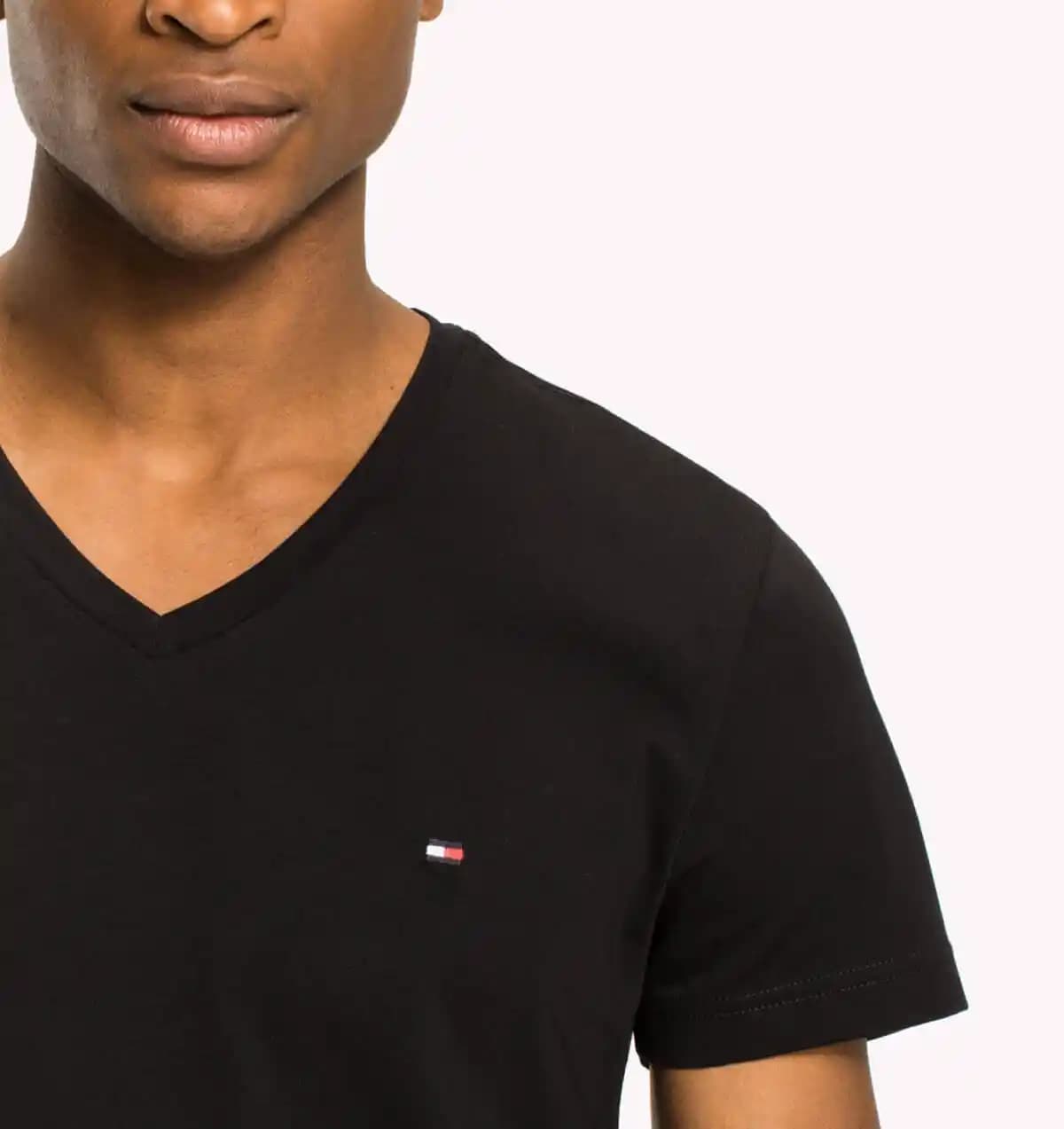 Moda Dünyasında Siyah Tişörtlerin Yeri ve Tommy Hilfiger ile Stil İkonu Olma Rehberi