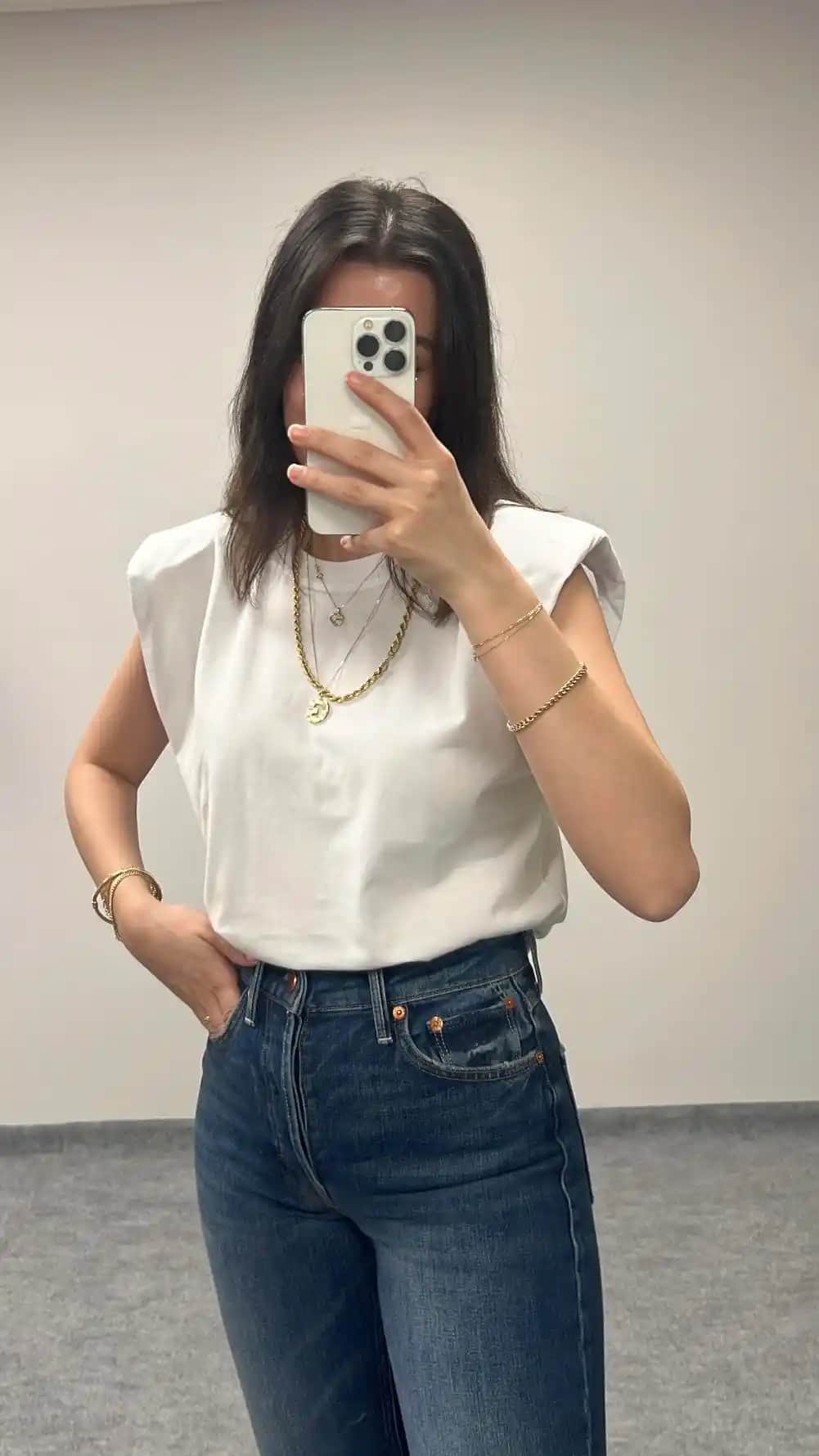 Moda Dünyasında Tişört Logolarının Önemi ve Tasarım Trendleri Analizi