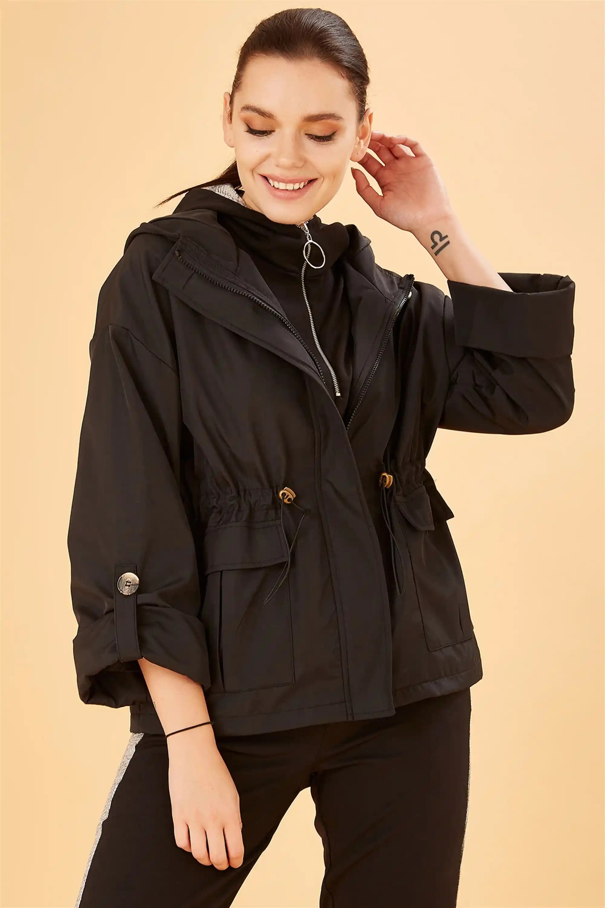 Moda Dünyasında Trençkot Mont: Zamansız Şıklık ve Fonksiyonellik İçin Kapsamlı Rehber