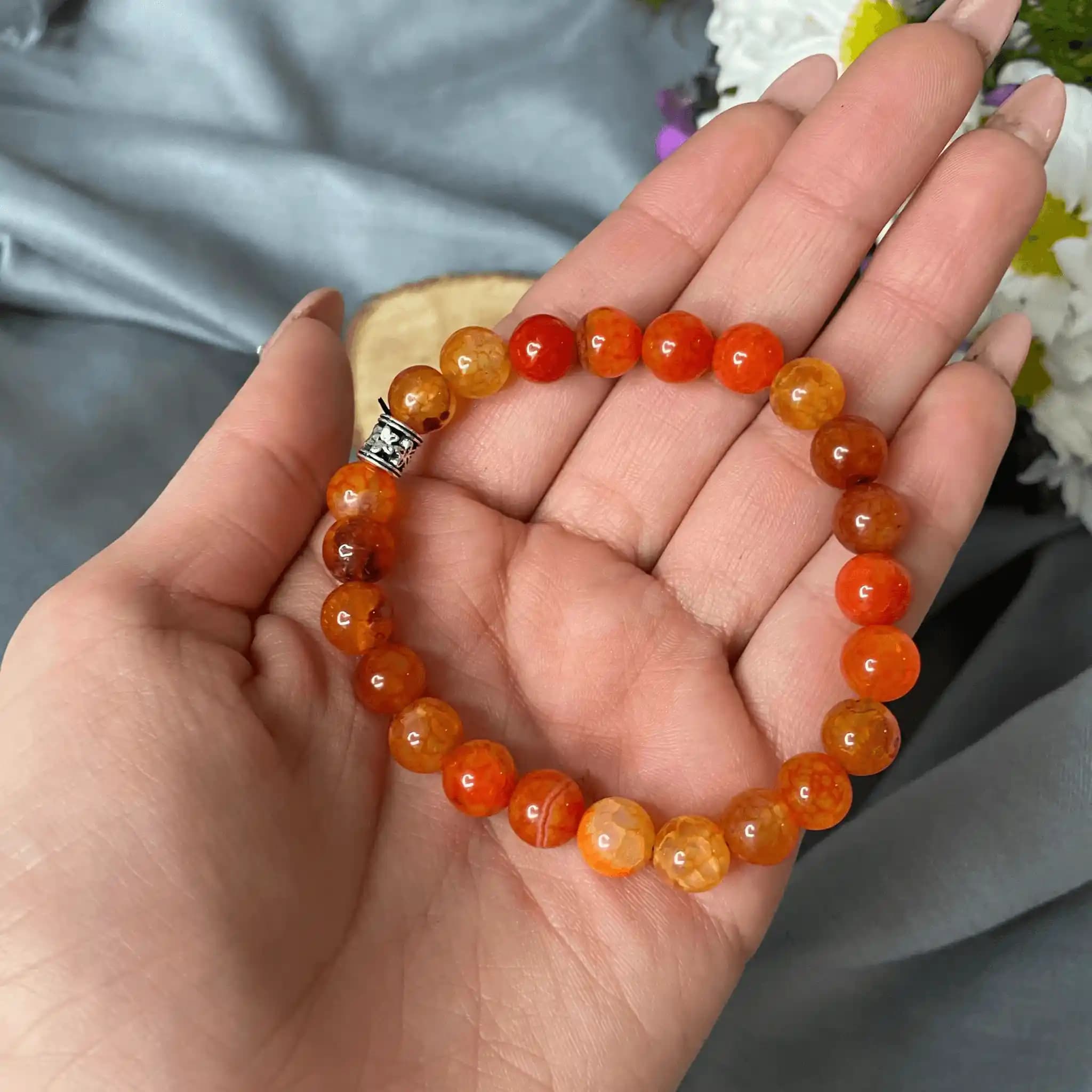 Moda Dünyasında Turuncu Bilekliklerin Önemi ve Stil İpuçları