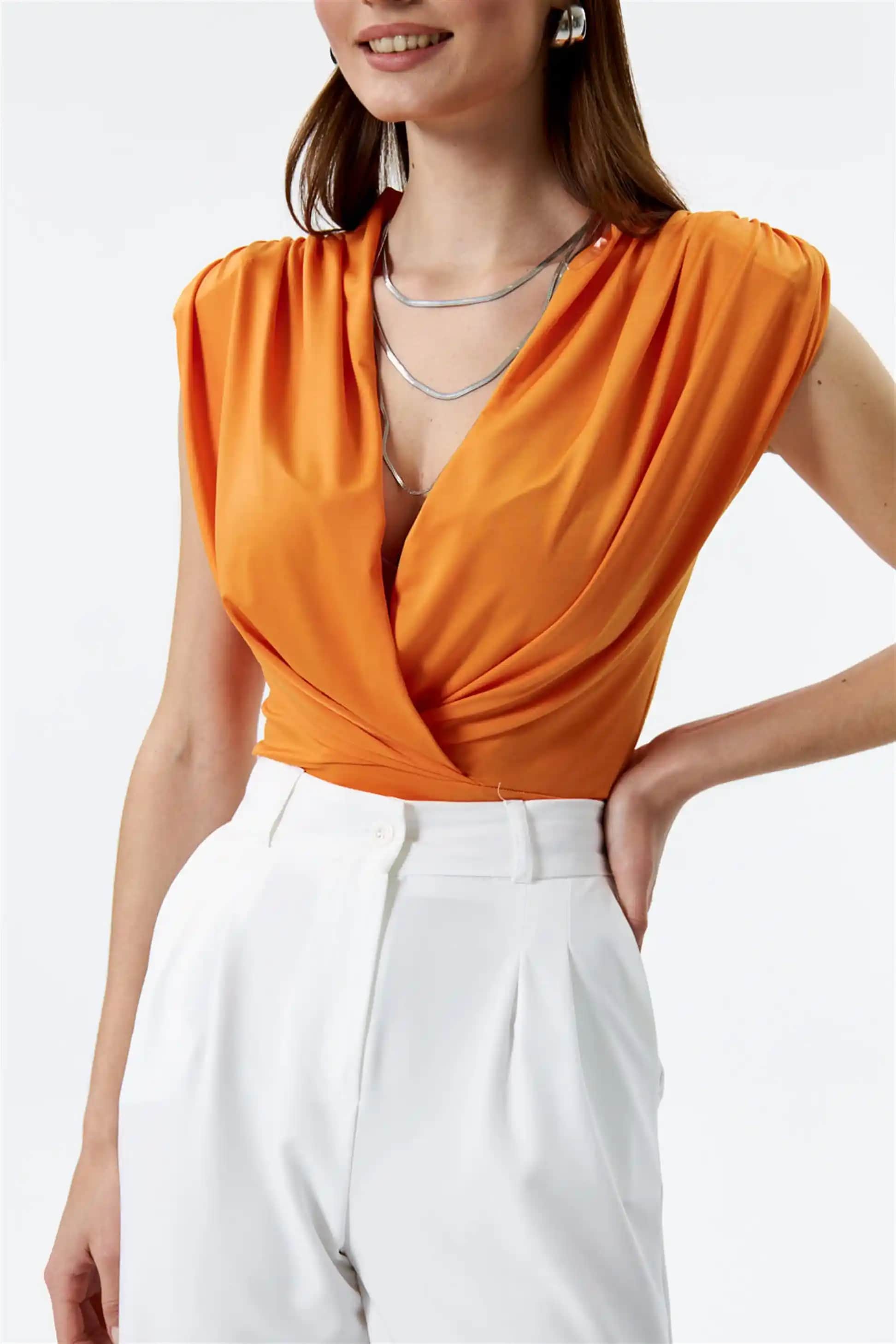 Moda Dünyasında Turuncu Body: Renklerin Enerjisi ve Şıklığın Buluşması