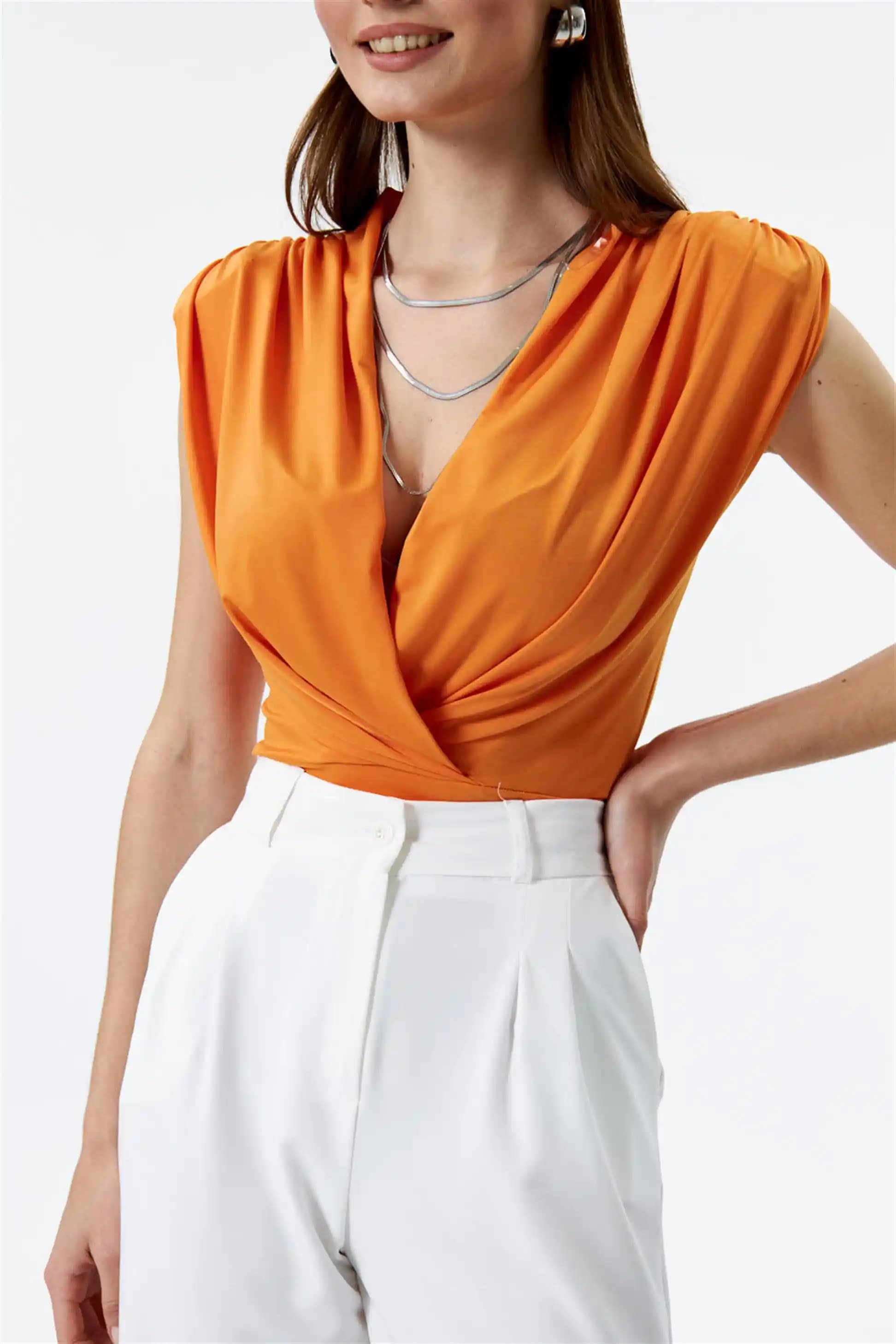 Moda Dünyasında Turuncu Body: Renklerin Enerjisi ve Şıklığın Buluşması