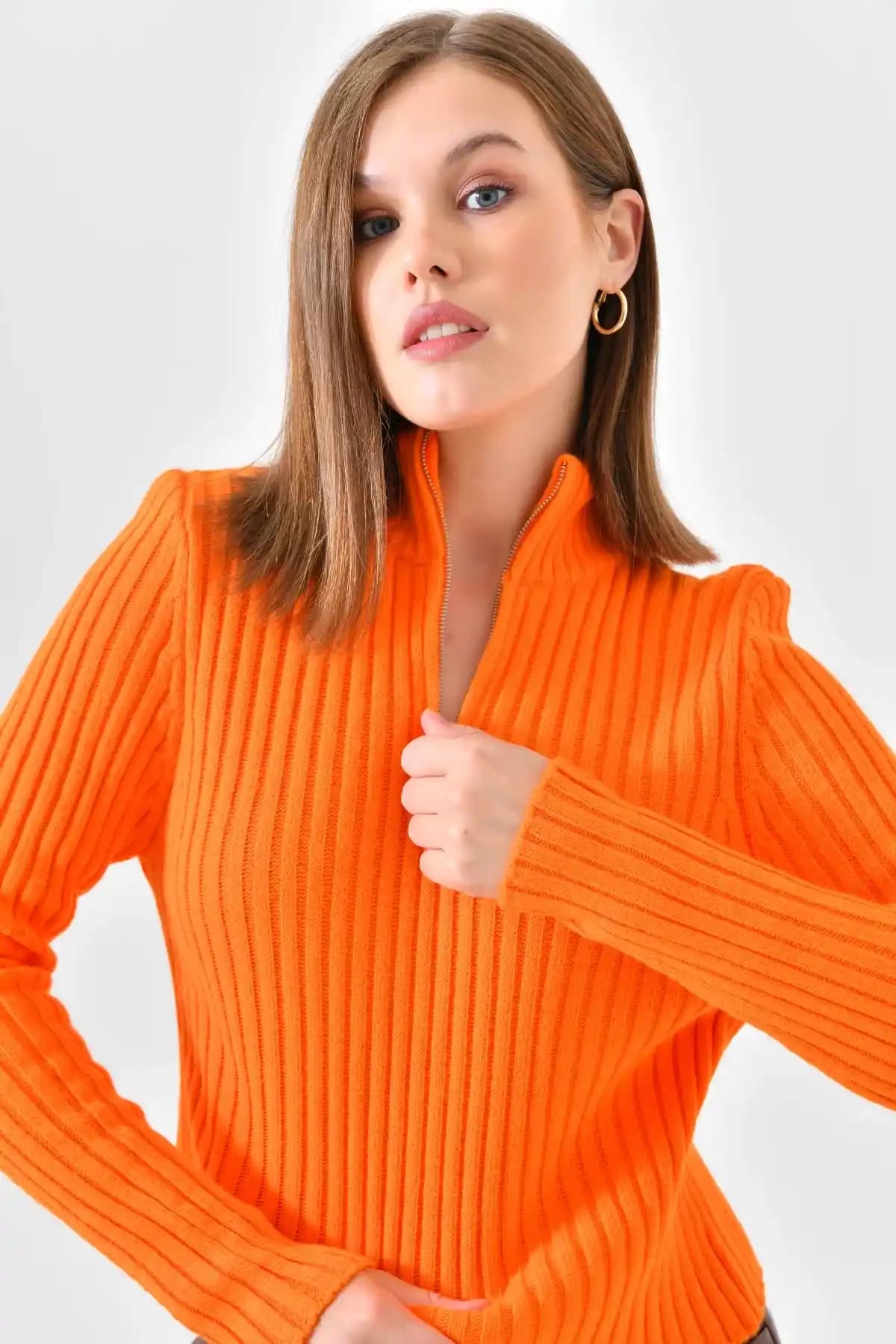 Moda Dünyasında Turuncu Kazakların Yükselişi ve Stil İpuçları 2023