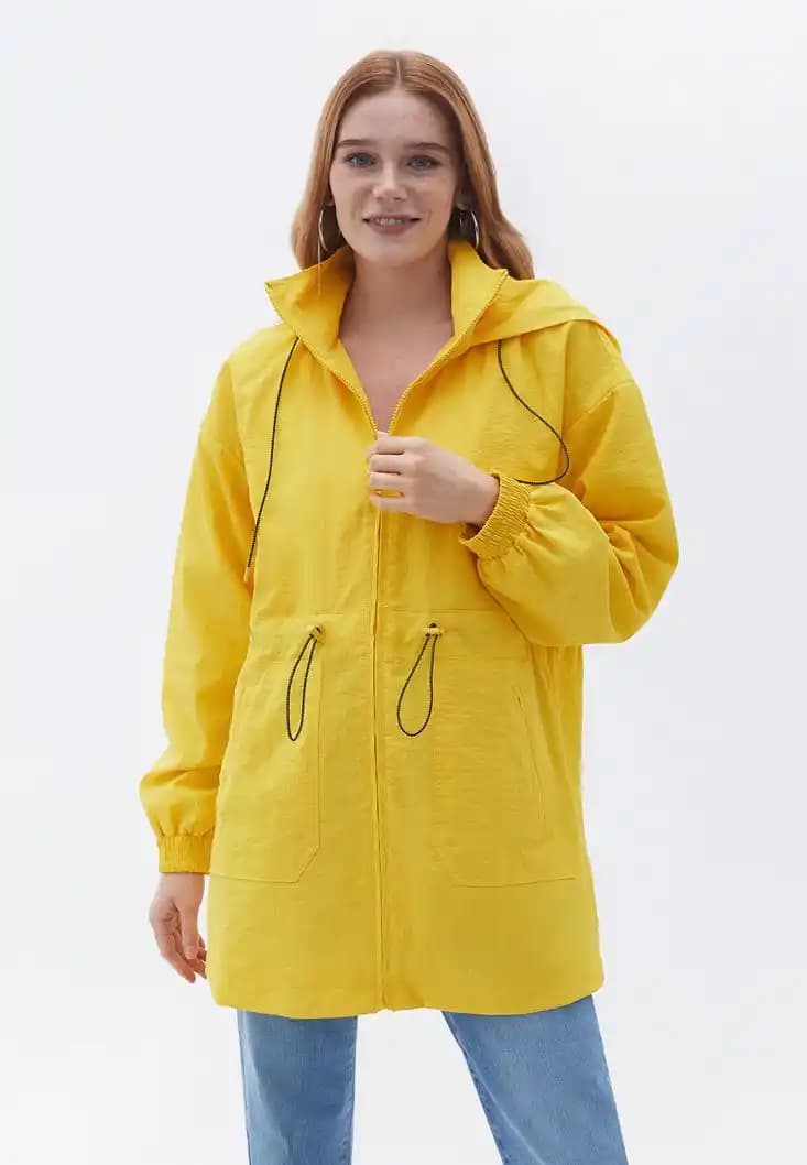 Moda Dünyasında Yağmurluklar: Stil ve Fonksiyonelliğin Birlikte Sunulduğu Trendler ve Gelişmeler