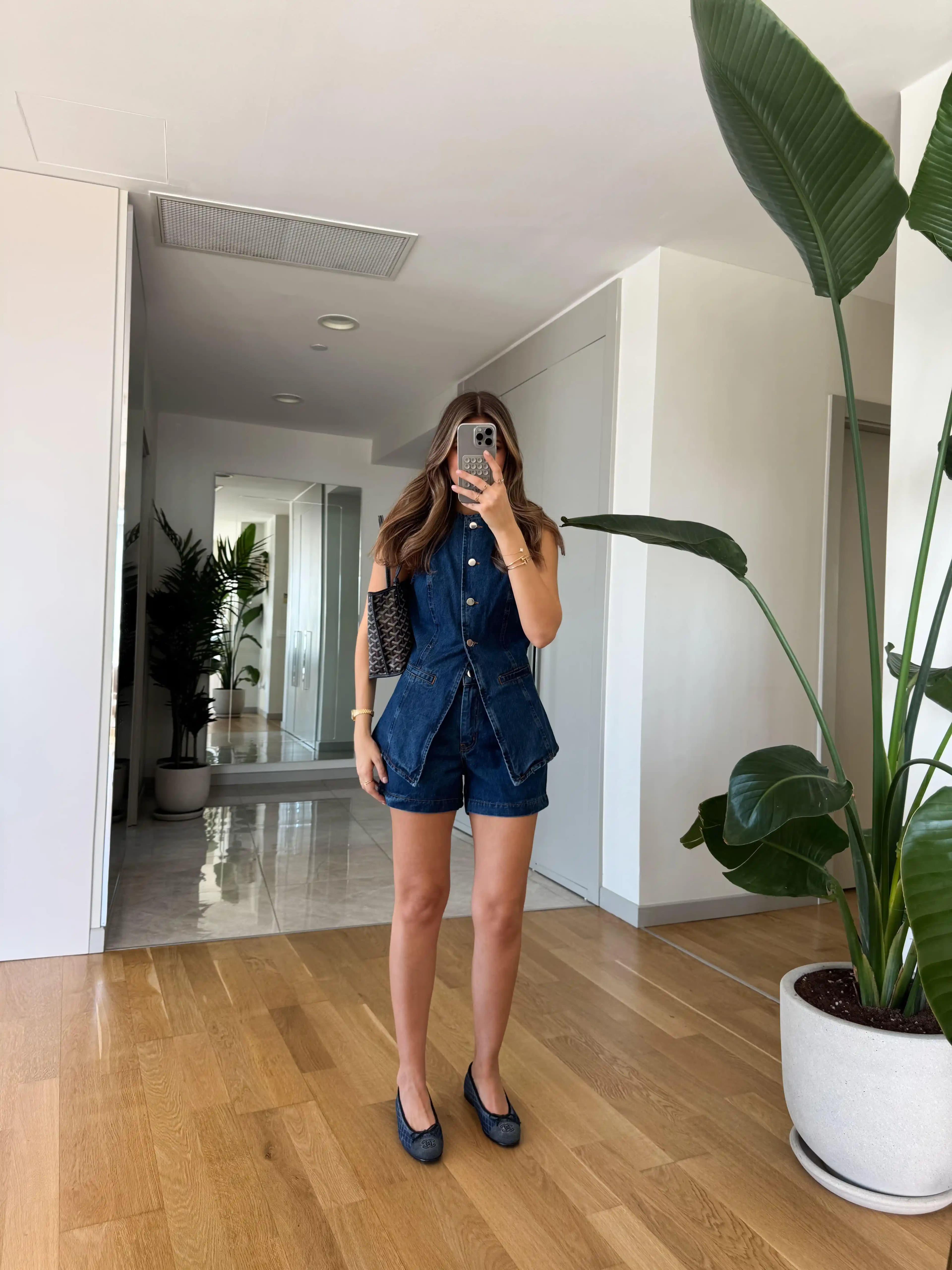 Moda Dünyasında Yelek Şort Takımlarının Yeri ve Önemi Güncel Trendler ve Kombinasyonlar